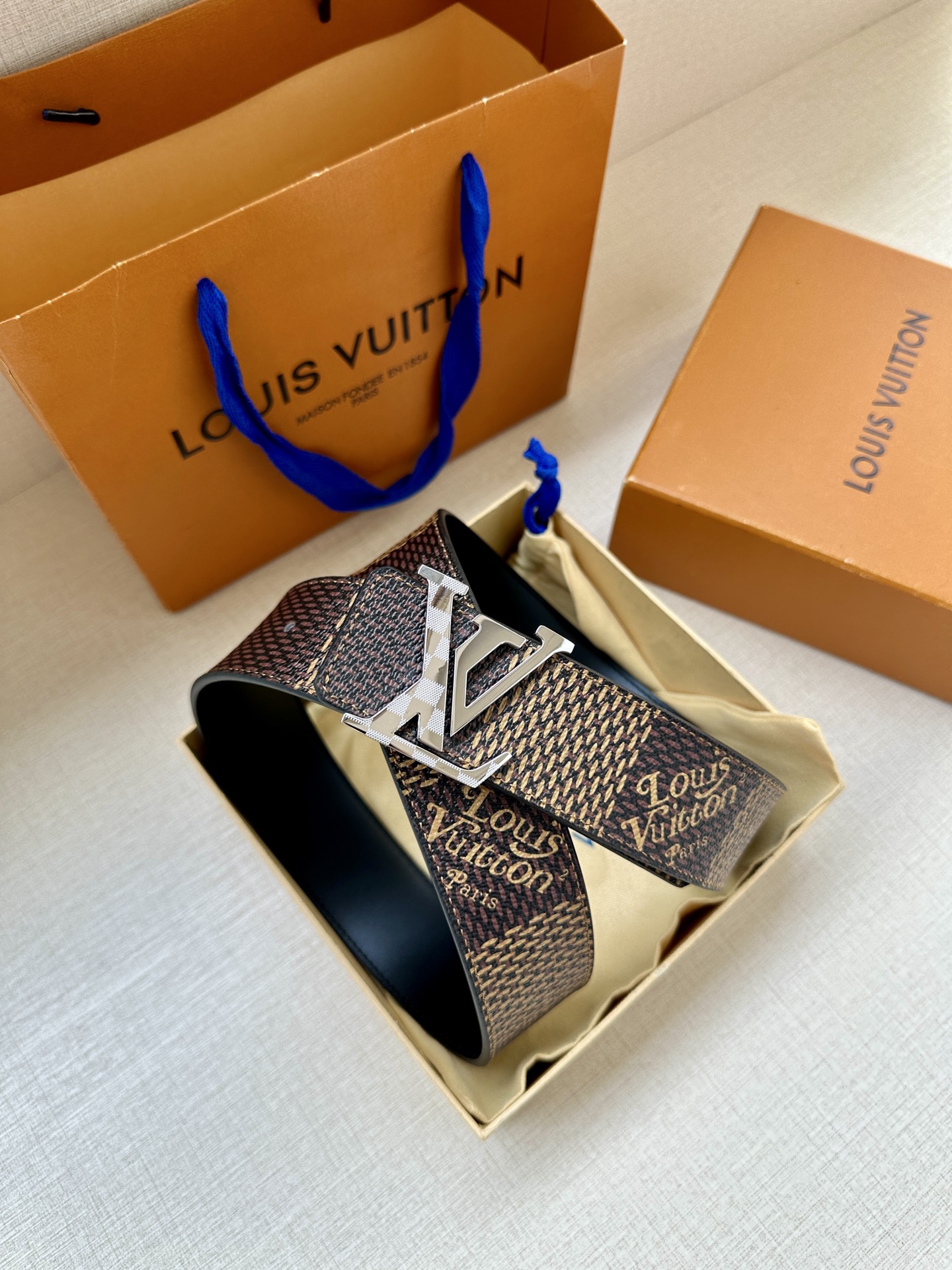 LV 4.0宽 Tag 双面腰带采用 Monogram 帆布和素净牛皮革，结合细致边染工艺，实现更多造型