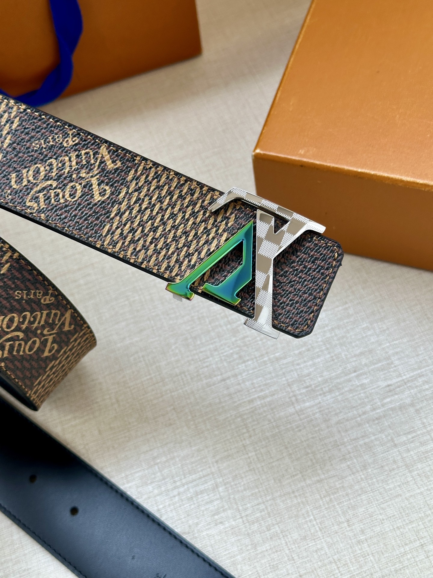 LV 4.0宽 Tag 双面腰带采用 Monogram 帆布和素净牛皮革，结合细致边染工艺，实现更多造型