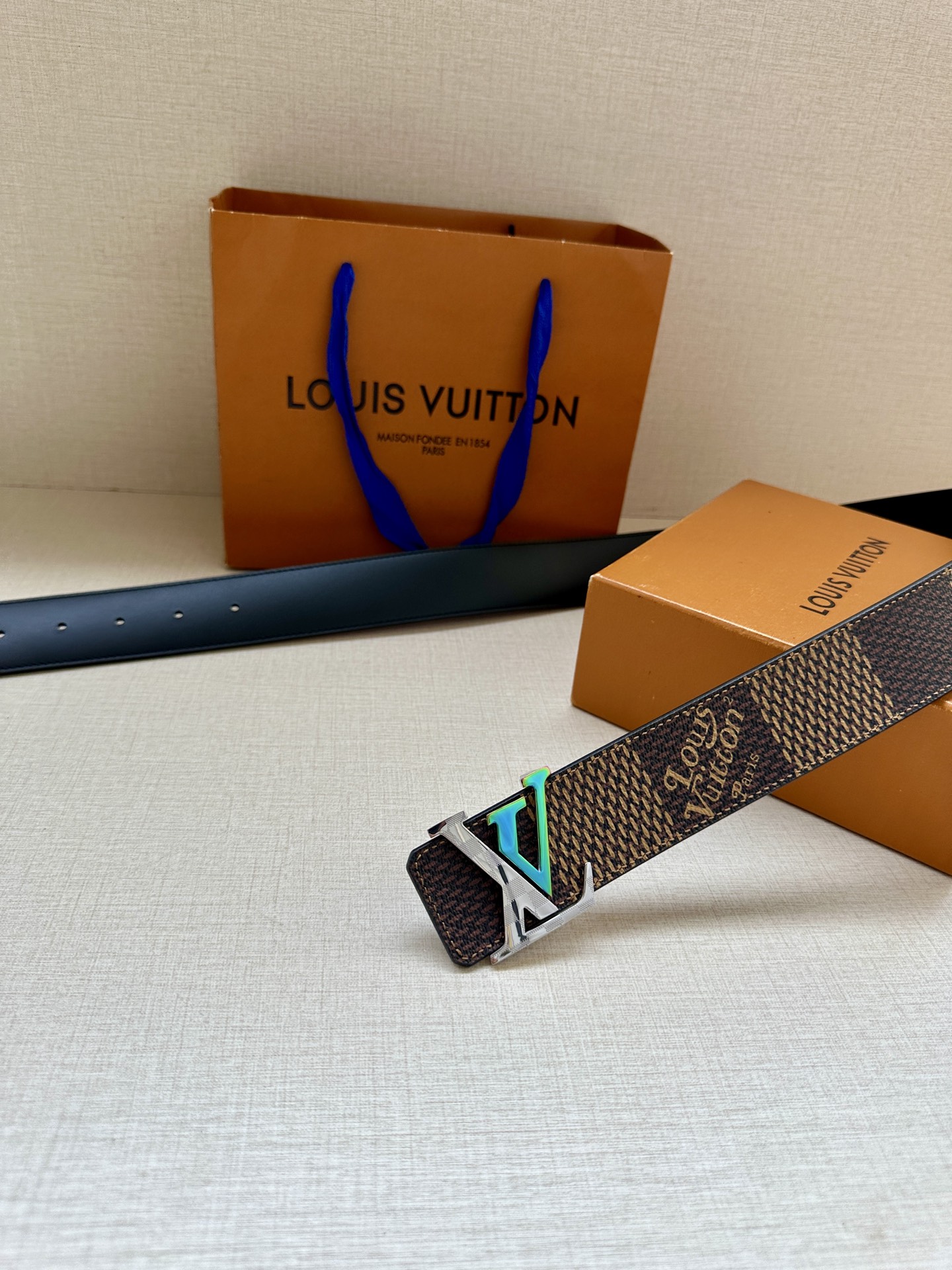 LV 4.0宽 Tag 双面腰带采用 Monogram 帆布和素净牛皮革，结合细致边染工艺，实现更多造型
