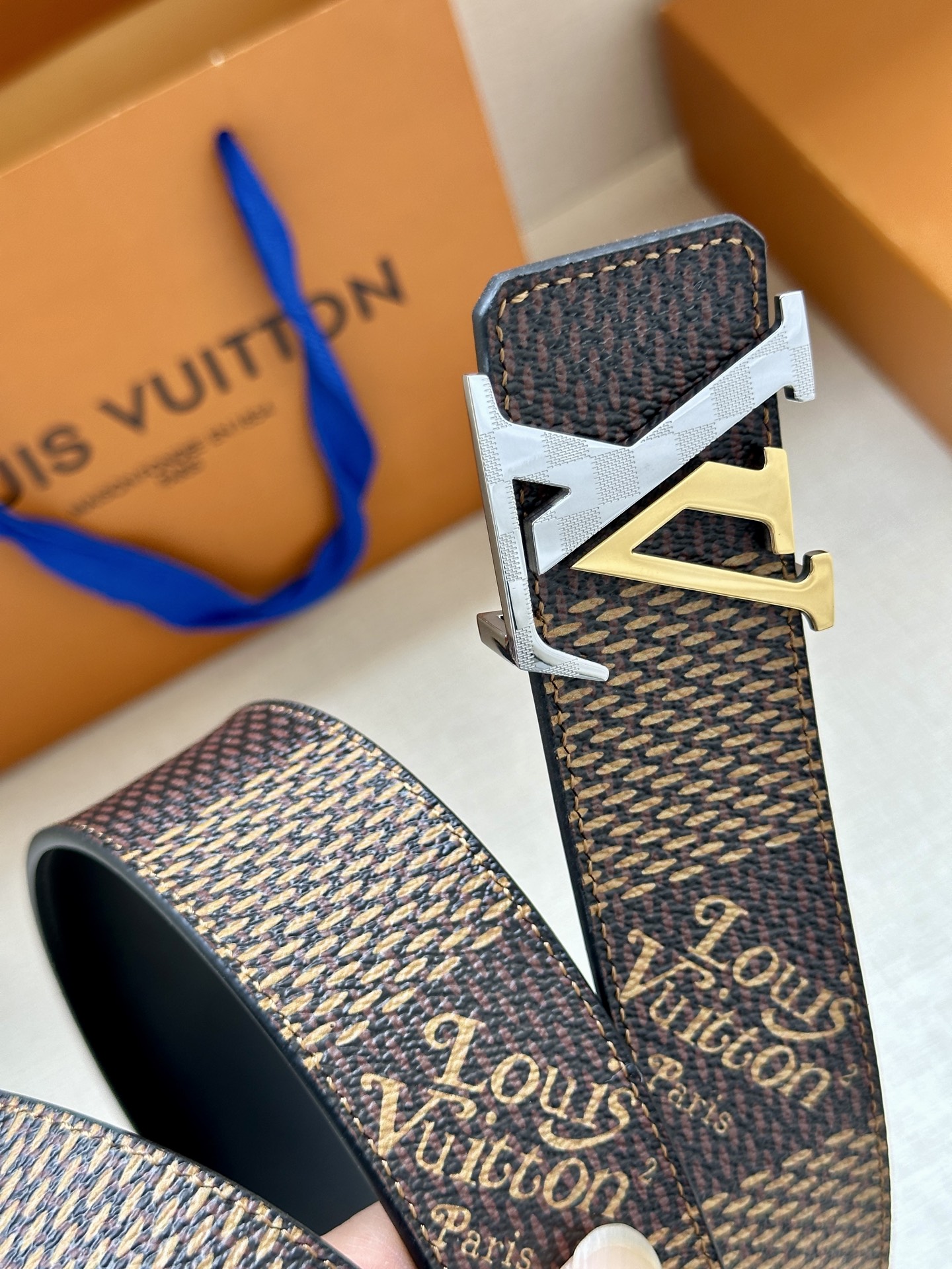 LV 4.0宽 Tag 双面腰带采用 Monogram 帆布和素净牛皮革，结合细致边染工艺，实现更多造型