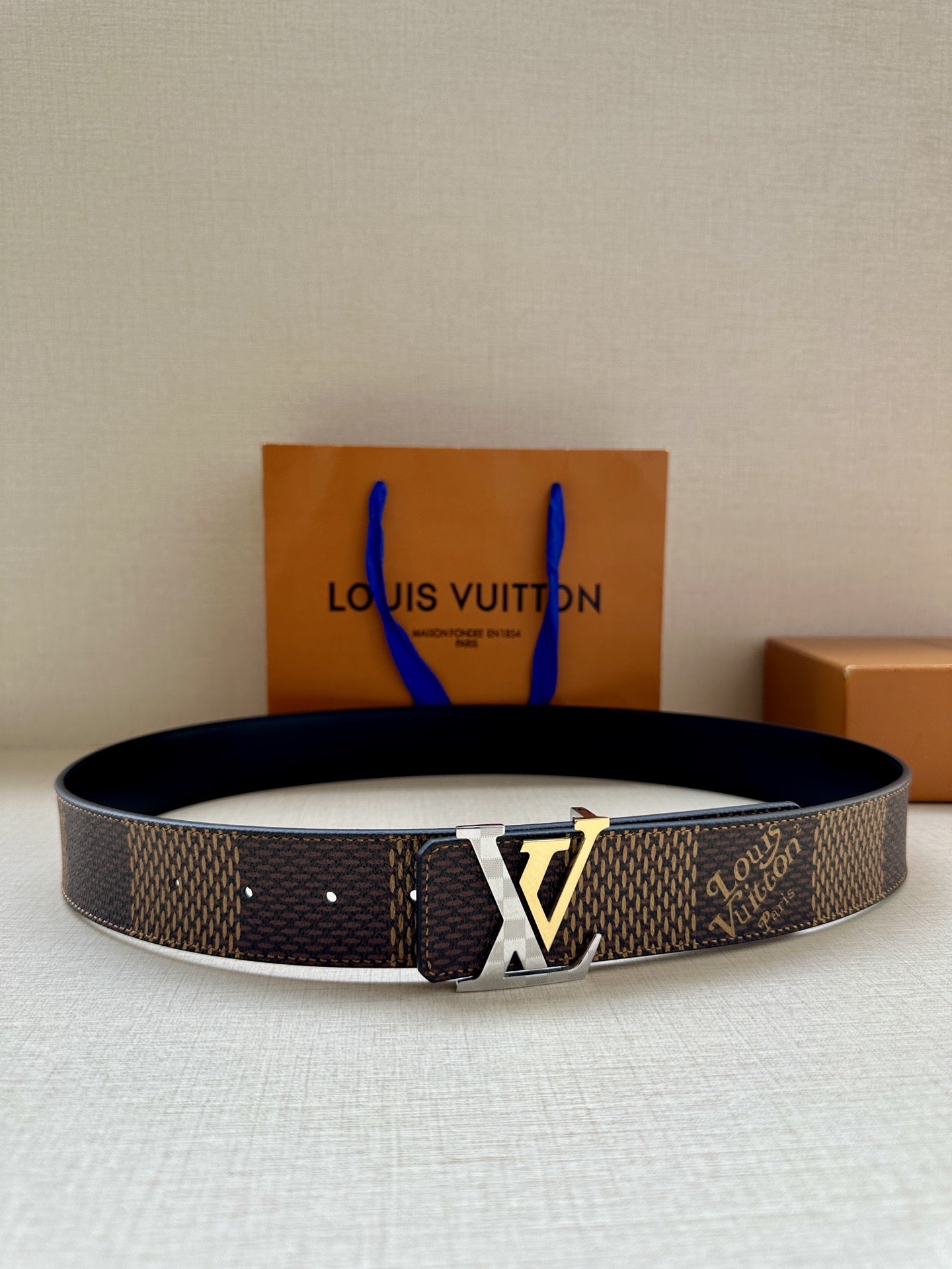 LV 4.0宽 Tag 双面腰带采用 Monogram 帆布和素净牛皮革，结合细致边染工艺，实现更多造型