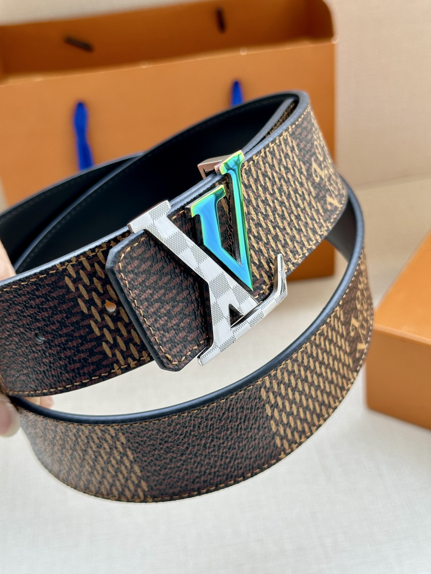 LV 4.0宽 Tag 双面腰带采用 Monogram 帆布和素净牛皮革，结合细致边染工艺，实现更多造型