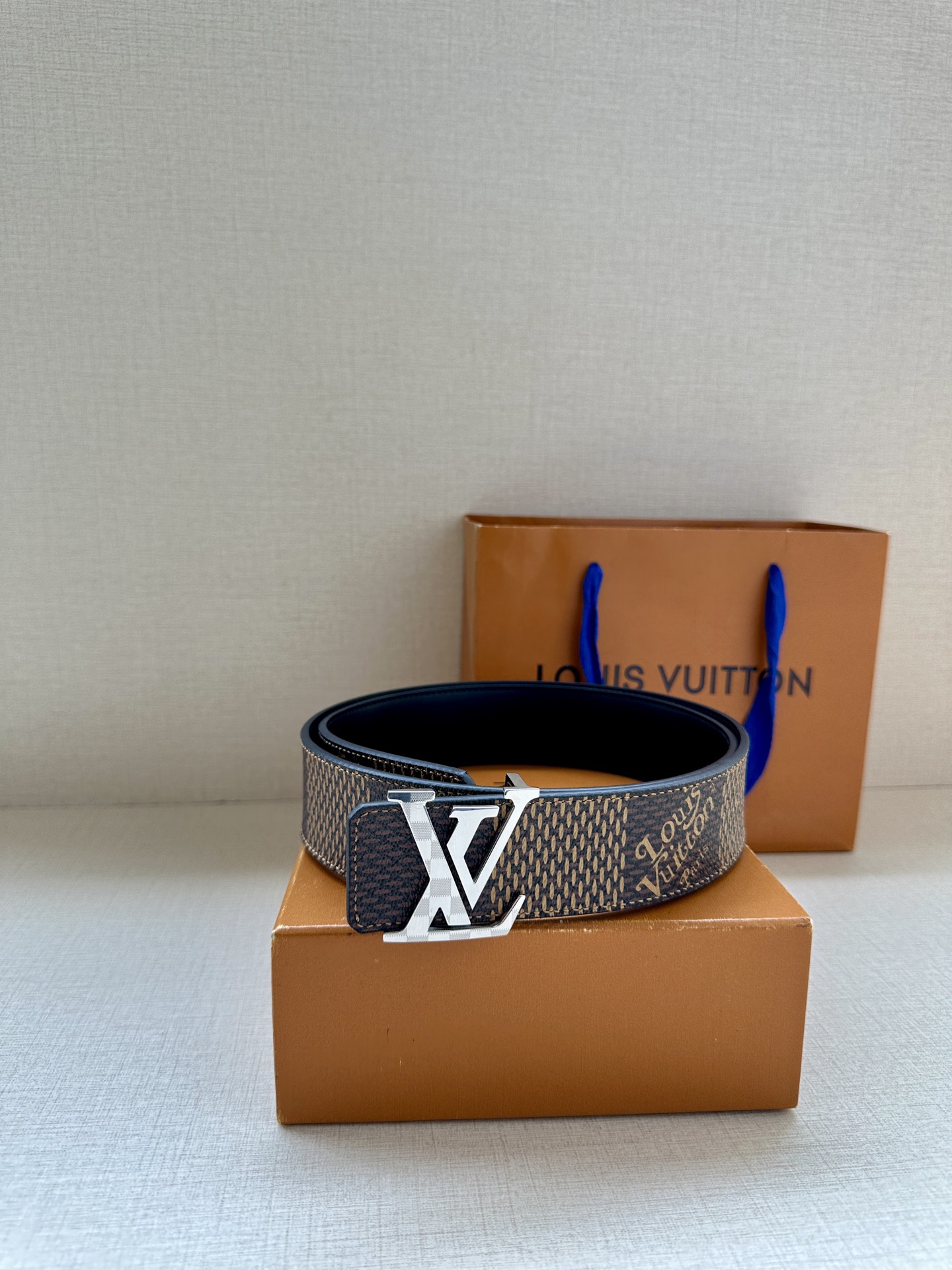 LV 4.0宽 Tag 双面腰带采用 Monogram 帆布和素净牛皮革，结合细致边染工艺，实现更多造型