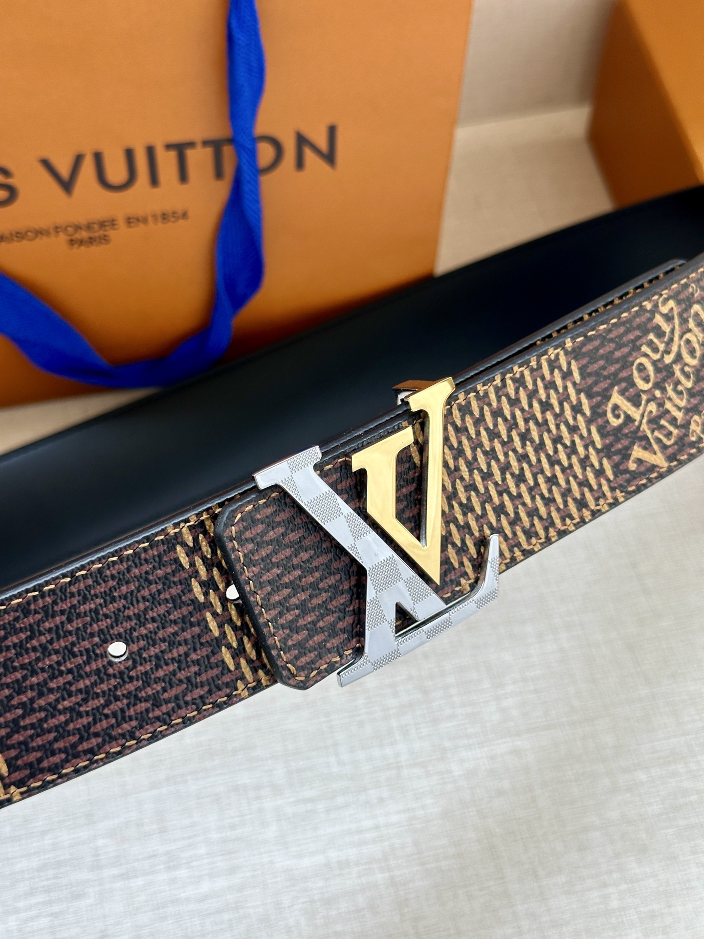 LV 4.0宽 Tag 双面腰带采用 Monogram 帆布和素净牛皮革，结合细致边染工艺，实现更多造型