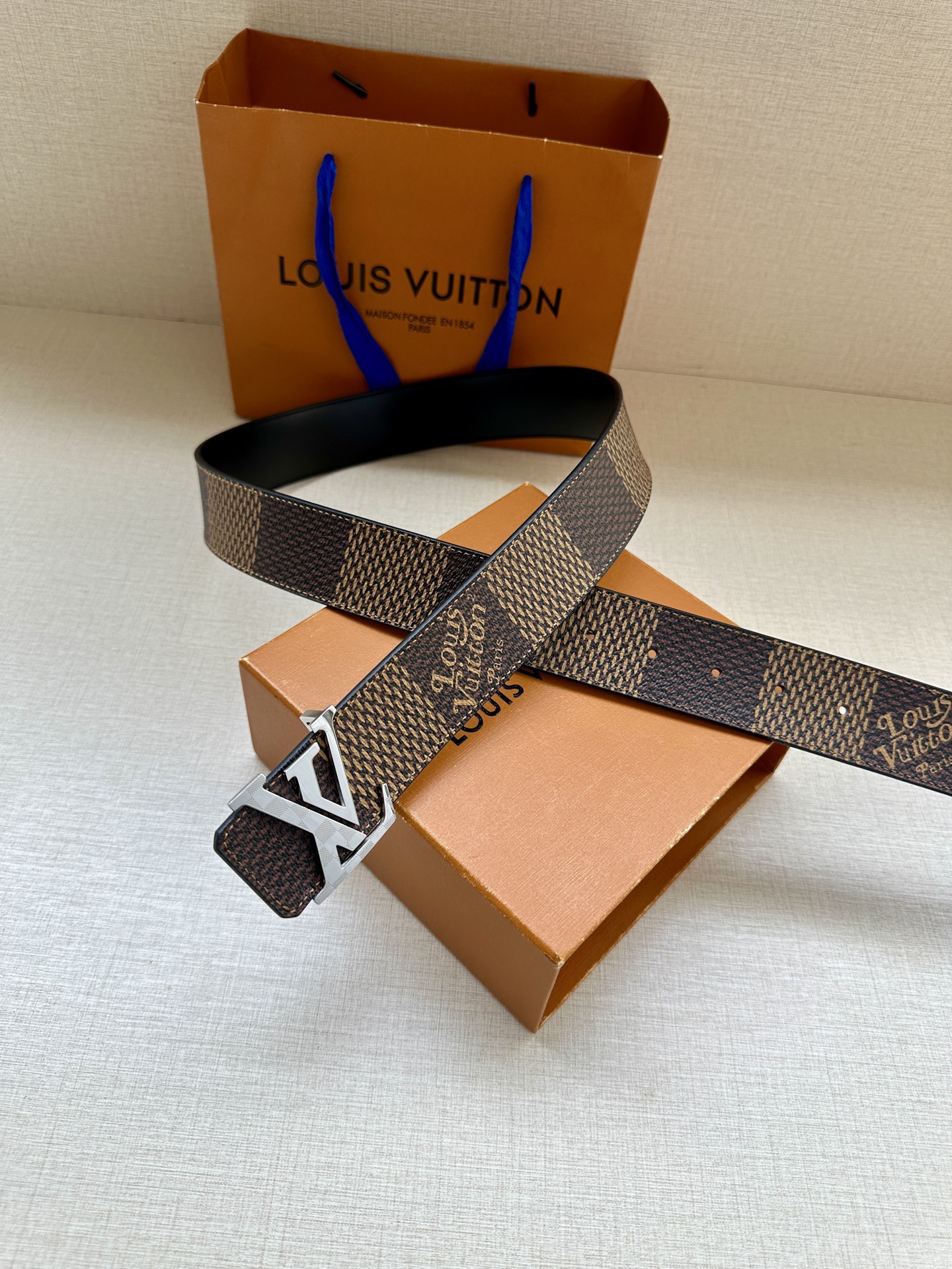 LV 4.0宽 Tag 双面腰带采用 Monogram 帆布和素净牛皮革，结合细致边染工艺，实现更多造型