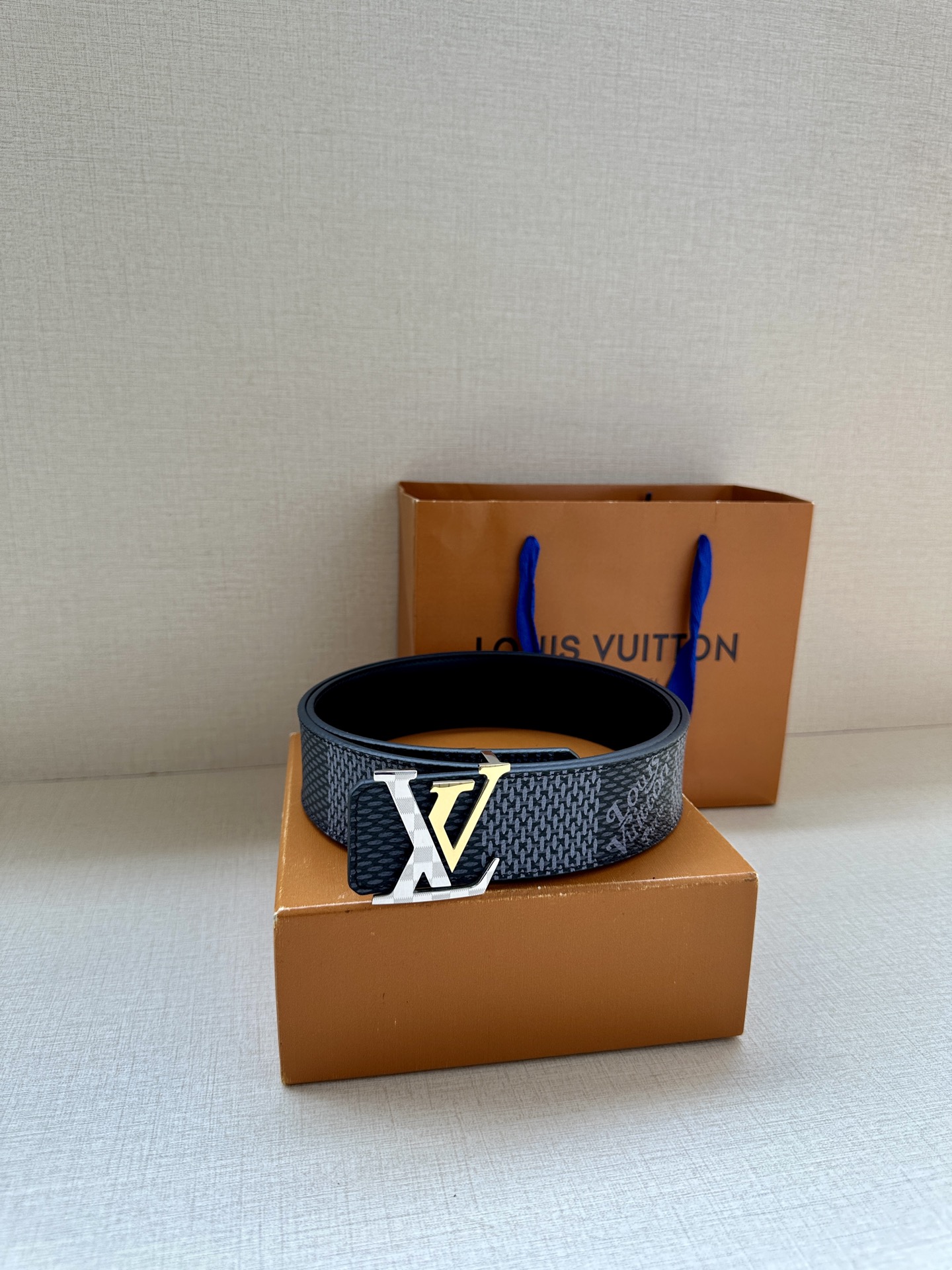LV 4.0宽 Tag 双面腰带采用 Monogram 帆布和素净牛皮革，结合细致边染工艺，实现更多造型