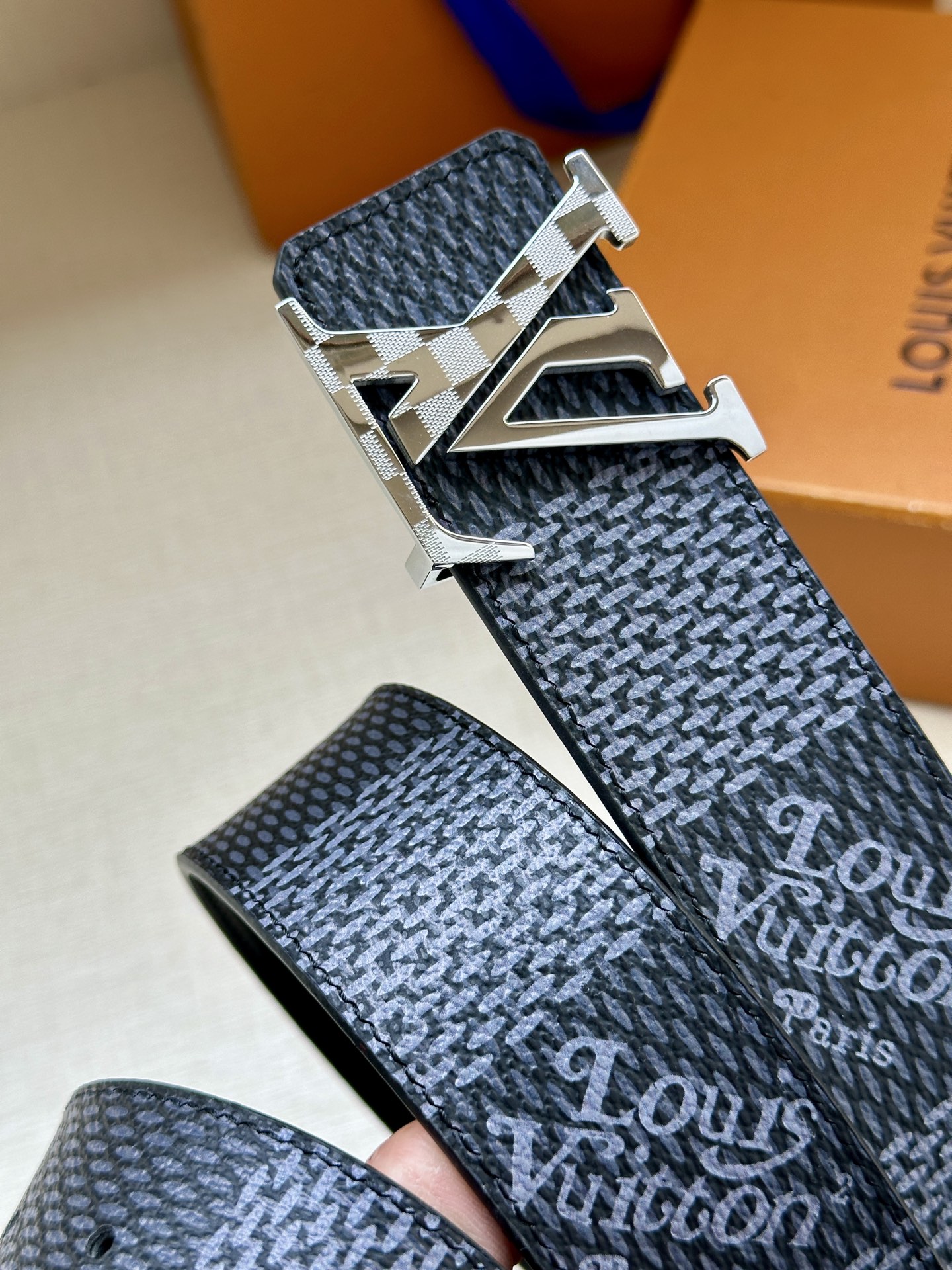 LV 4.0宽 Tag 双面腰带采用 Monogram 帆布和素净牛皮革，结合细致边染工艺，实现更多造型