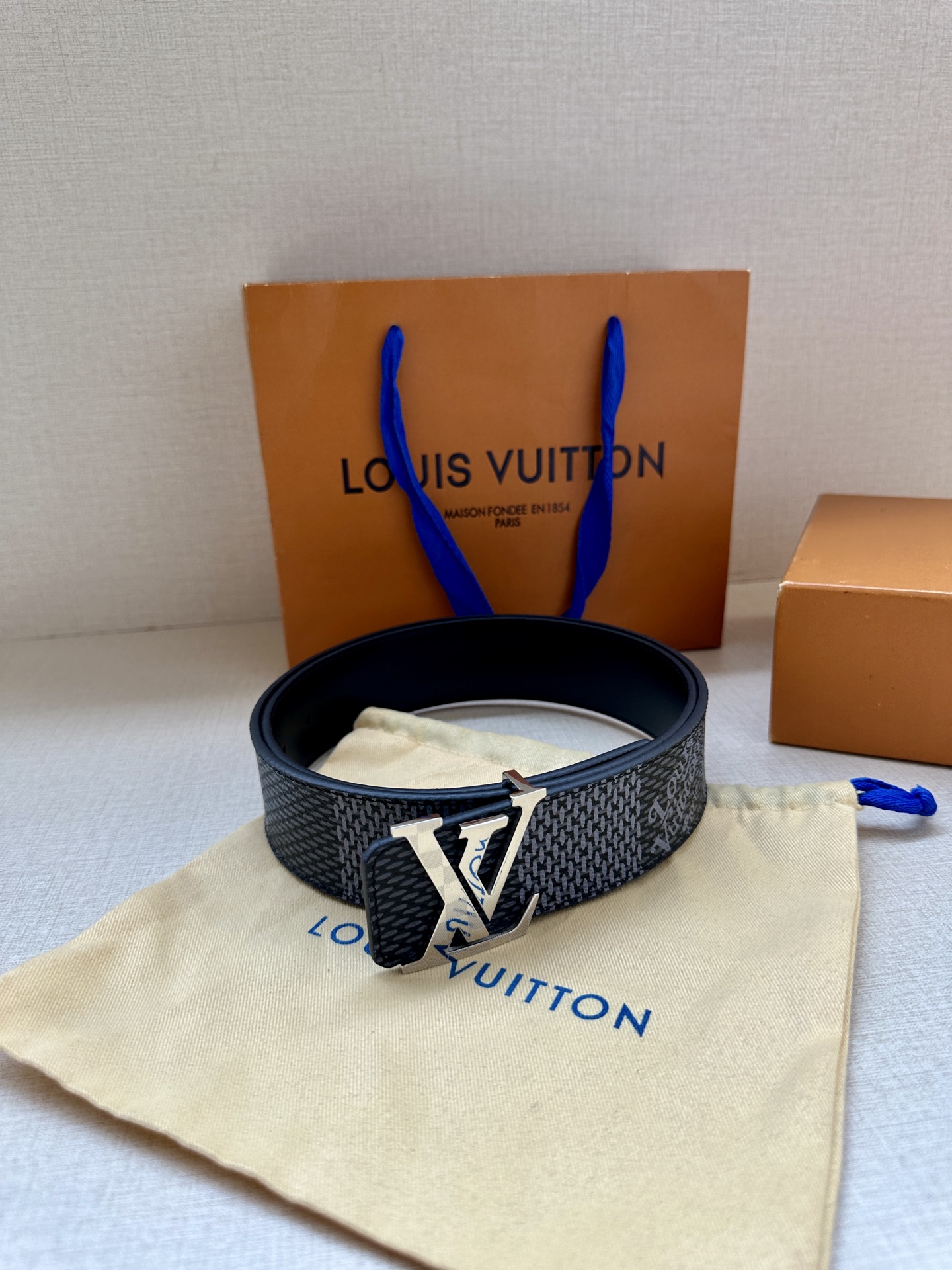 LV 4.0宽 Tag 双面腰带采用 Monogram 帆布和素净牛皮革，结合细致边染工艺，实现更多造型
