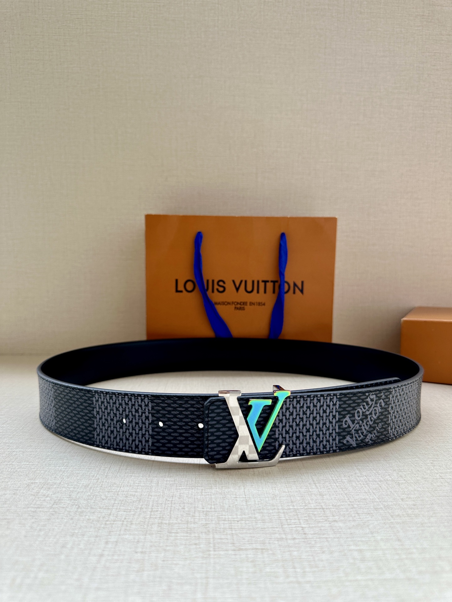LV 4.0宽 Tag 双面腰带采用 Monogram 帆布和素净牛皮革，结合细致边染工艺，实现更多造型