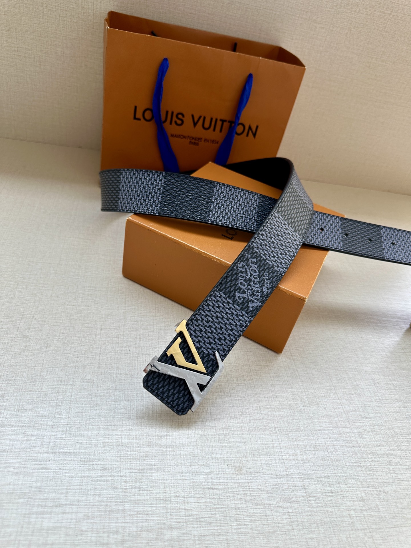 LV 4.0宽 Tag 双面腰带采用 Monogram 帆布和素净牛皮革，结合细致边染工艺，实现更多造型