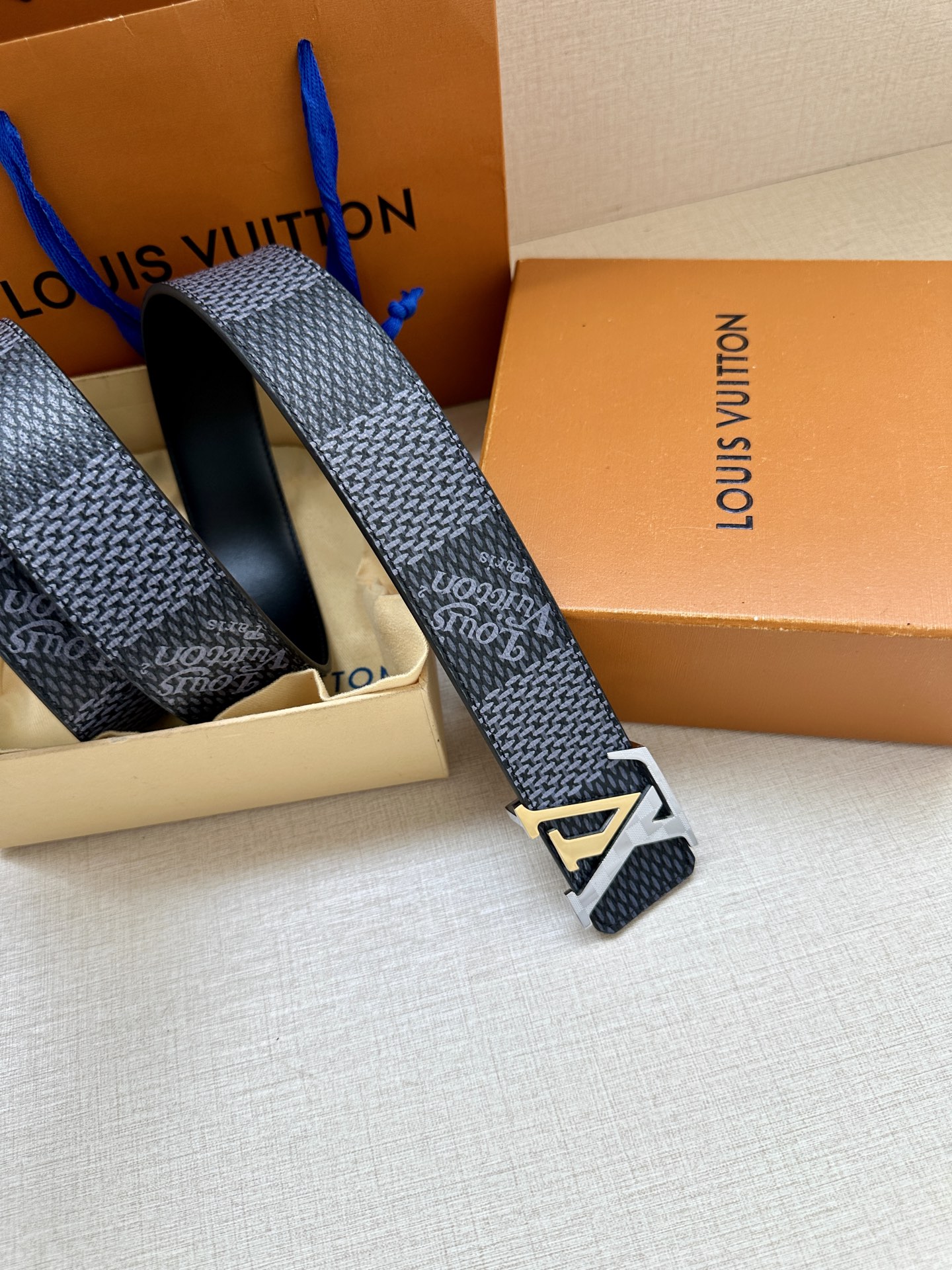 LV 4.0宽 Tag 双面腰带采用 Monogram 帆布和素净牛皮革，结合细致边染工艺，实现更多造型
