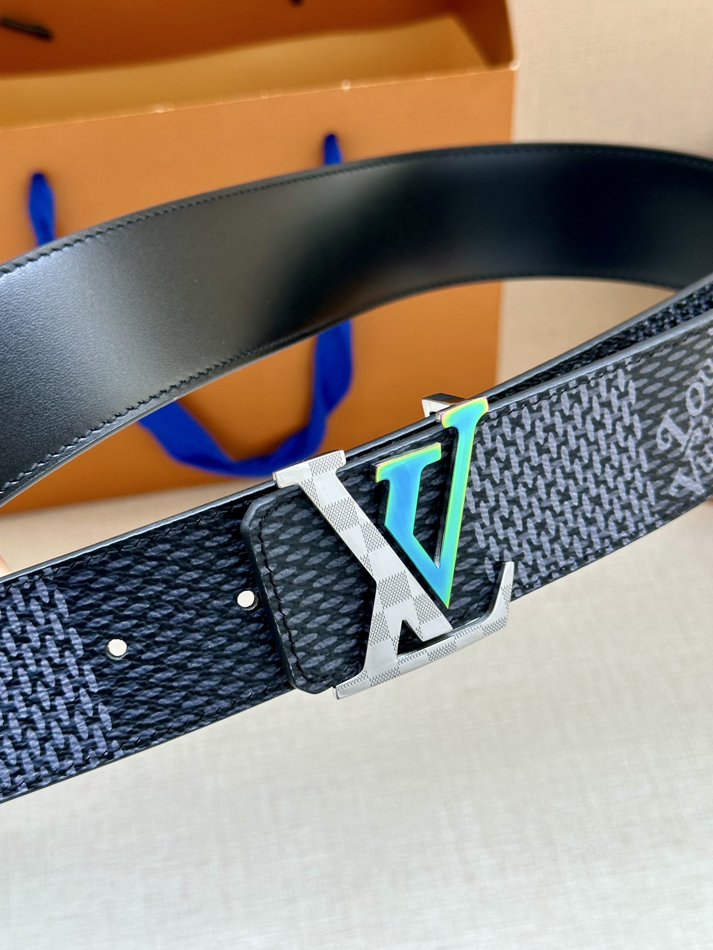 LV 4.0宽 Tag 双面腰带采用 Monogram 帆布和素净牛皮革，结合细致边染工艺，实现更多造型