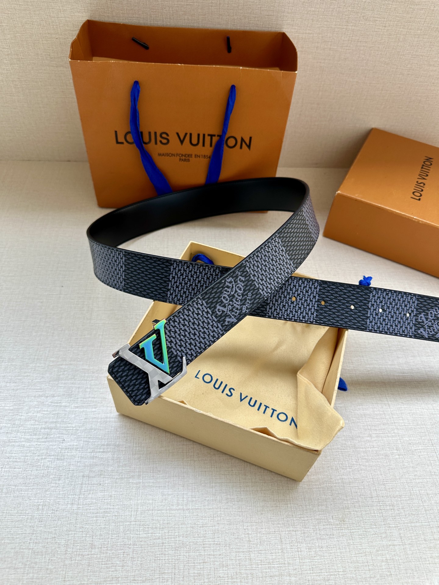 LV 4.0宽 Tag 双面腰带采用 Monogram 帆布和素净牛皮革，结合细致边染工艺，实现更多造型
