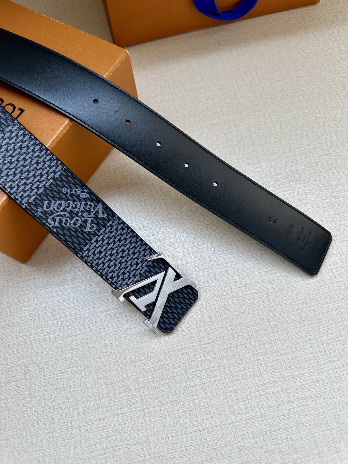 LV 4.0宽 Tag 双面腰带采用 Monogram 帆布和素净牛皮革，结合细致边染工艺，实现更多造型