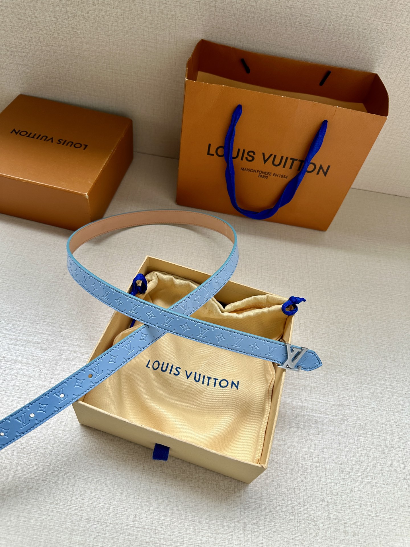 2.0宽 本款 LV Iconic 双面腰带以纤细剪裁迎接新季，搭配标志性 Iconic 搭扣，无论展现