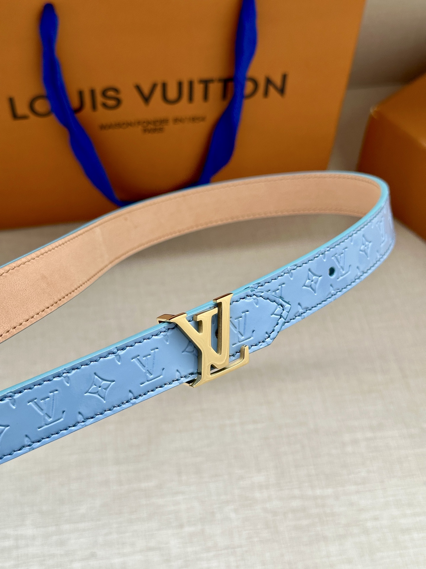 2.0宽 本款 LV Iconic 双面腰带以纤细剪裁迎接新季，搭配标志性 Iconic 搭扣，无论展现