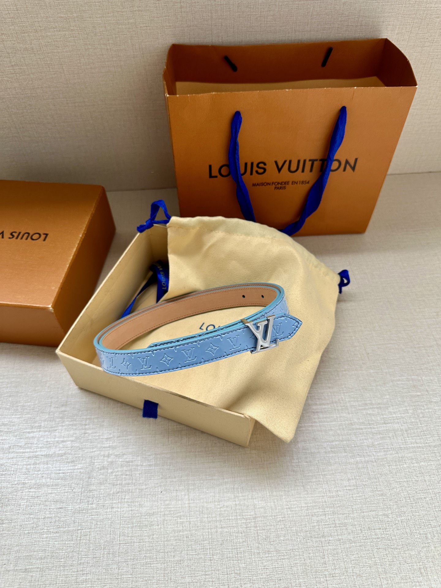 2.0宽 本款 LV Iconic 双面腰带以纤细剪裁迎接新季，搭配标志性 Iconic 搭扣，无论展现