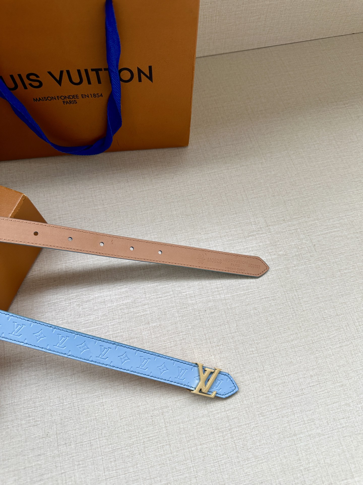 2.0宽 本款 LV Iconic 双面腰带以纤细剪裁迎接新季，搭配标志性 Iconic 搭扣，无论展现