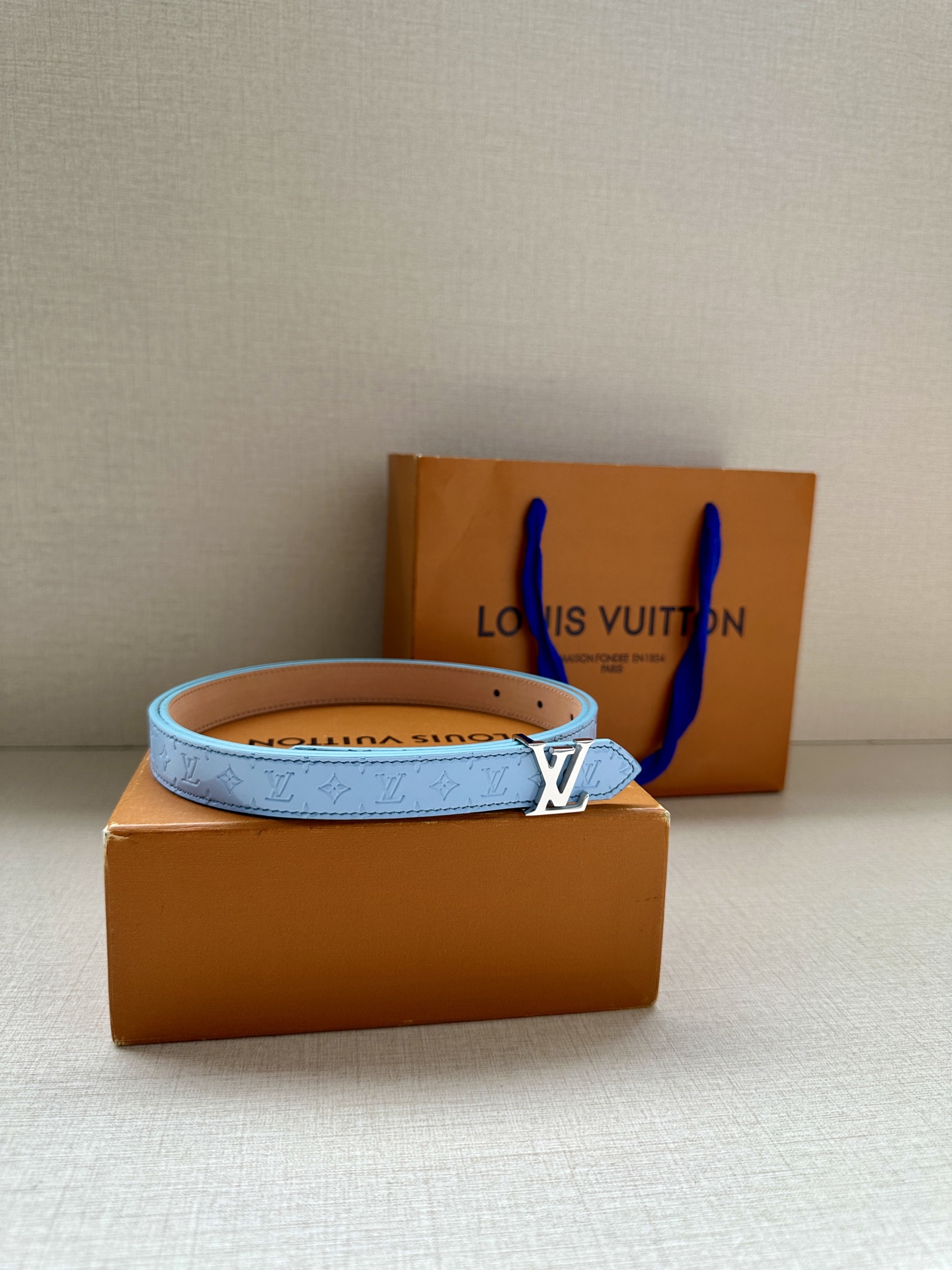 2.0宽 本款 LV Iconic 双面腰带以纤细剪裁迎接新季，搭配标志性 Iconic 搭扣，无论展现