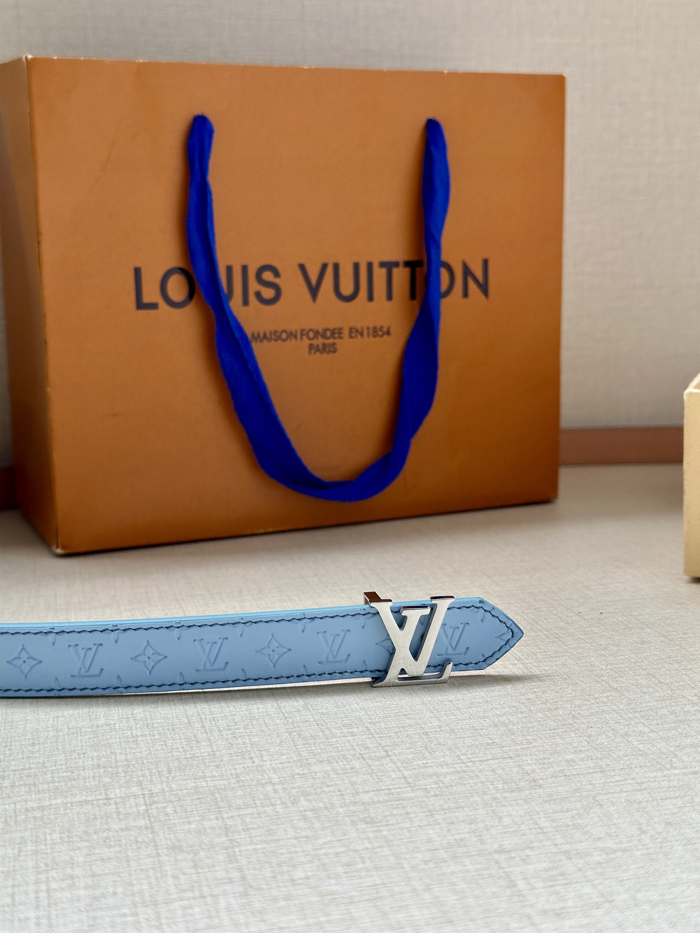 2.0宽 本款 LV Iconic 双面腰带以纤细剪裁迎接新季，搭配标志性 Iconic 搭扣，无论展现