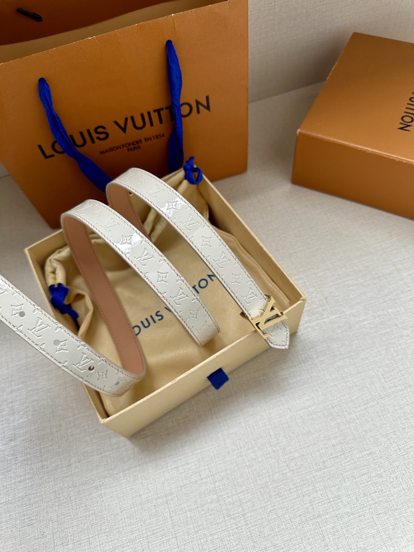 2.0宽 本款 LV Iconic 双面腰带以纤细剪裁迎接新季，搭配标志性 Iconic 搭扣，无论展现