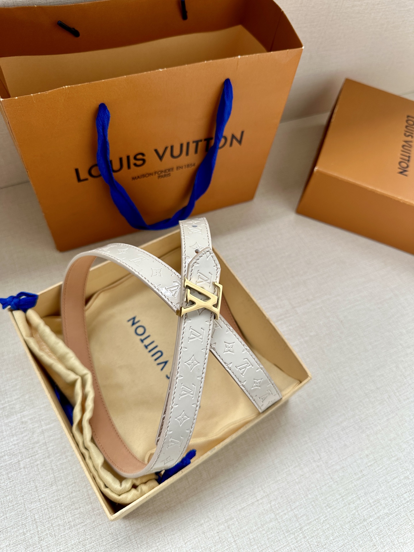 2.0宽 本款 LV Iconic 双面腰带以纤细剪裁迎接新季，搭配标志性 Iconic 搭扣，无论展现