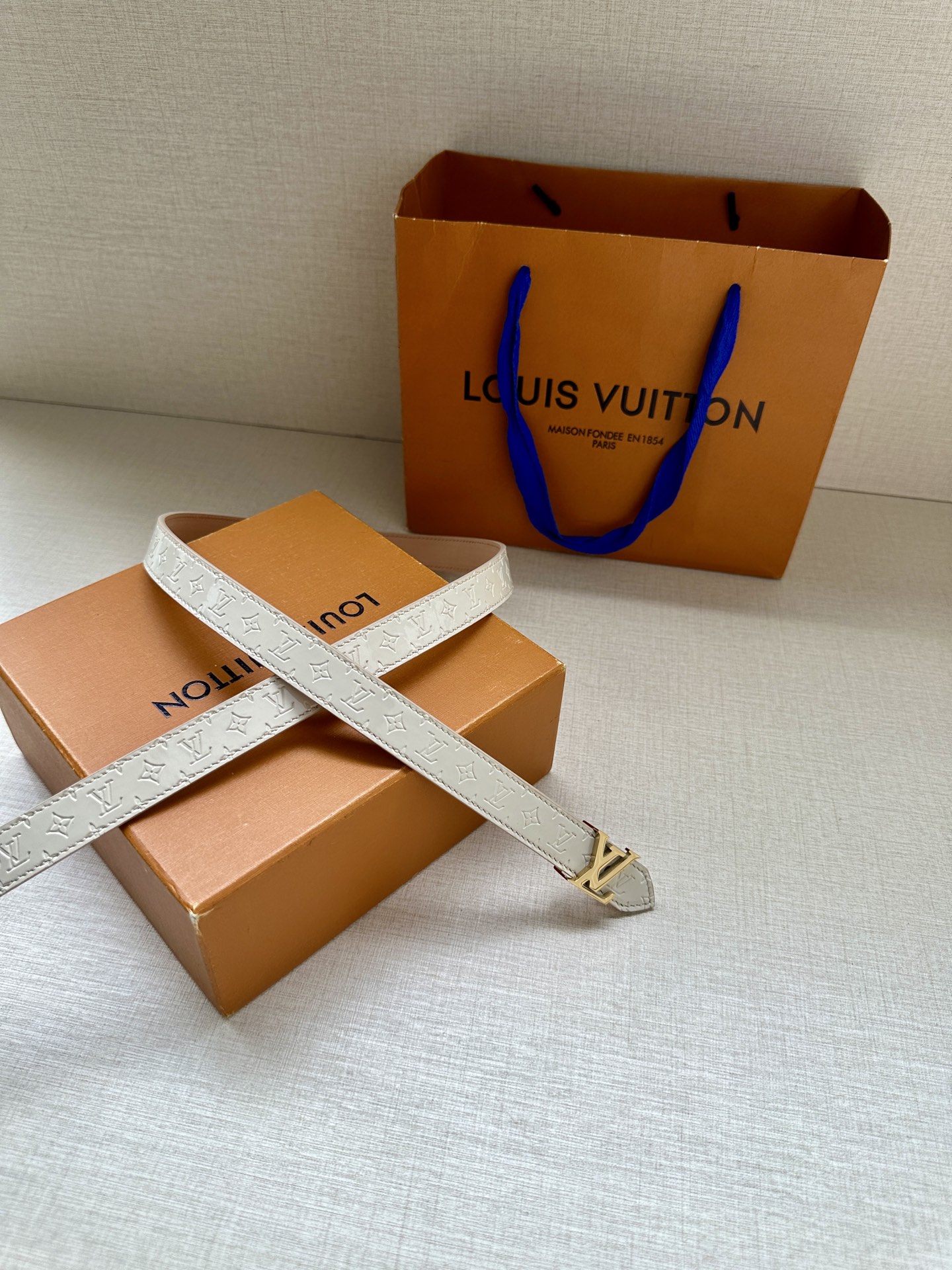 2.0宽 本款 LV Iconic 双面腰带以纤细剪裁迎接新季，搭配标志性 Iconic 搭扣，无论展现