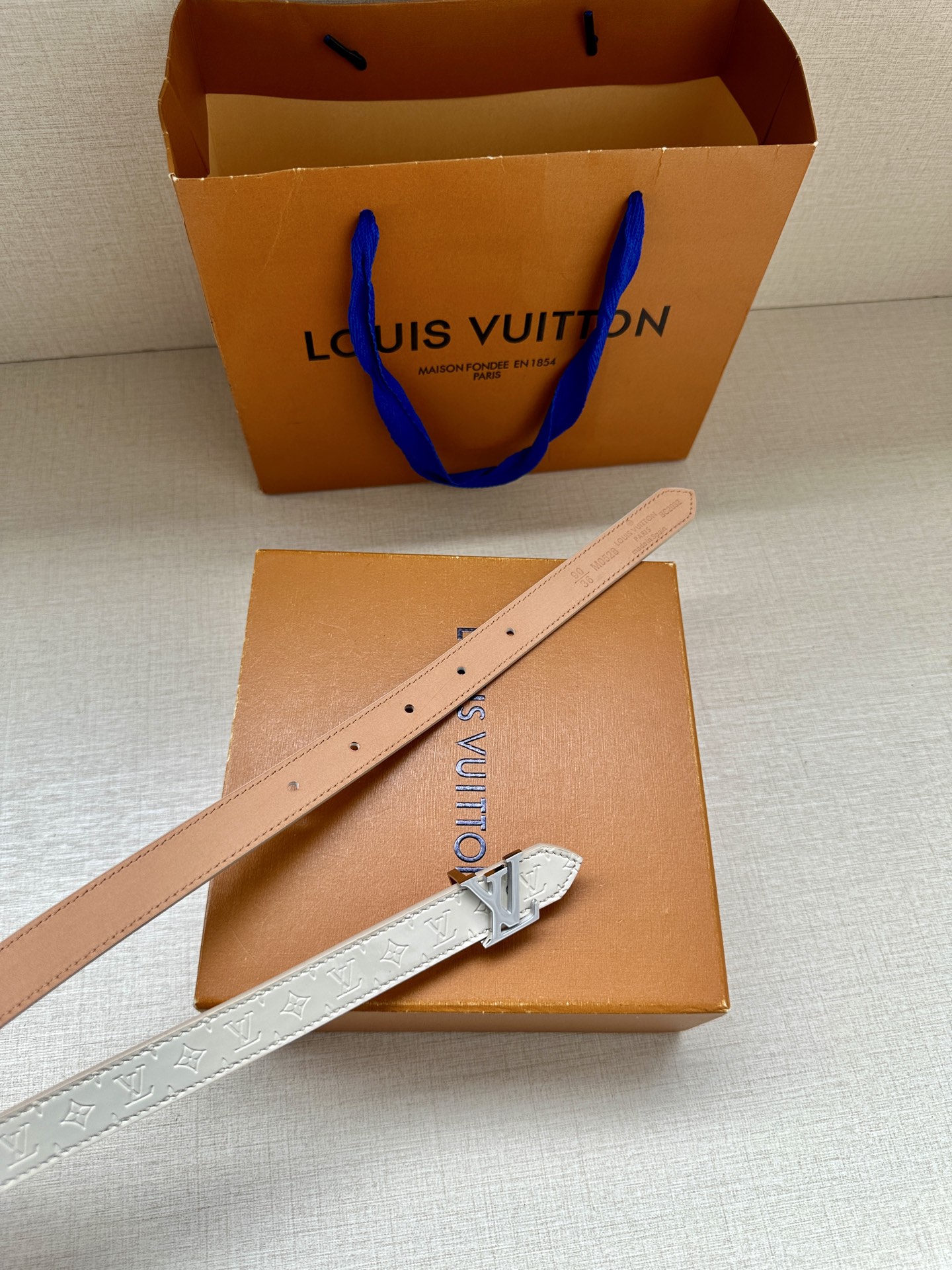 2.0宽 本款 LV Iconic 双面腰带以纤细剪裁迎接新季，搭配标志性 Iconic 搭扣，无论展现