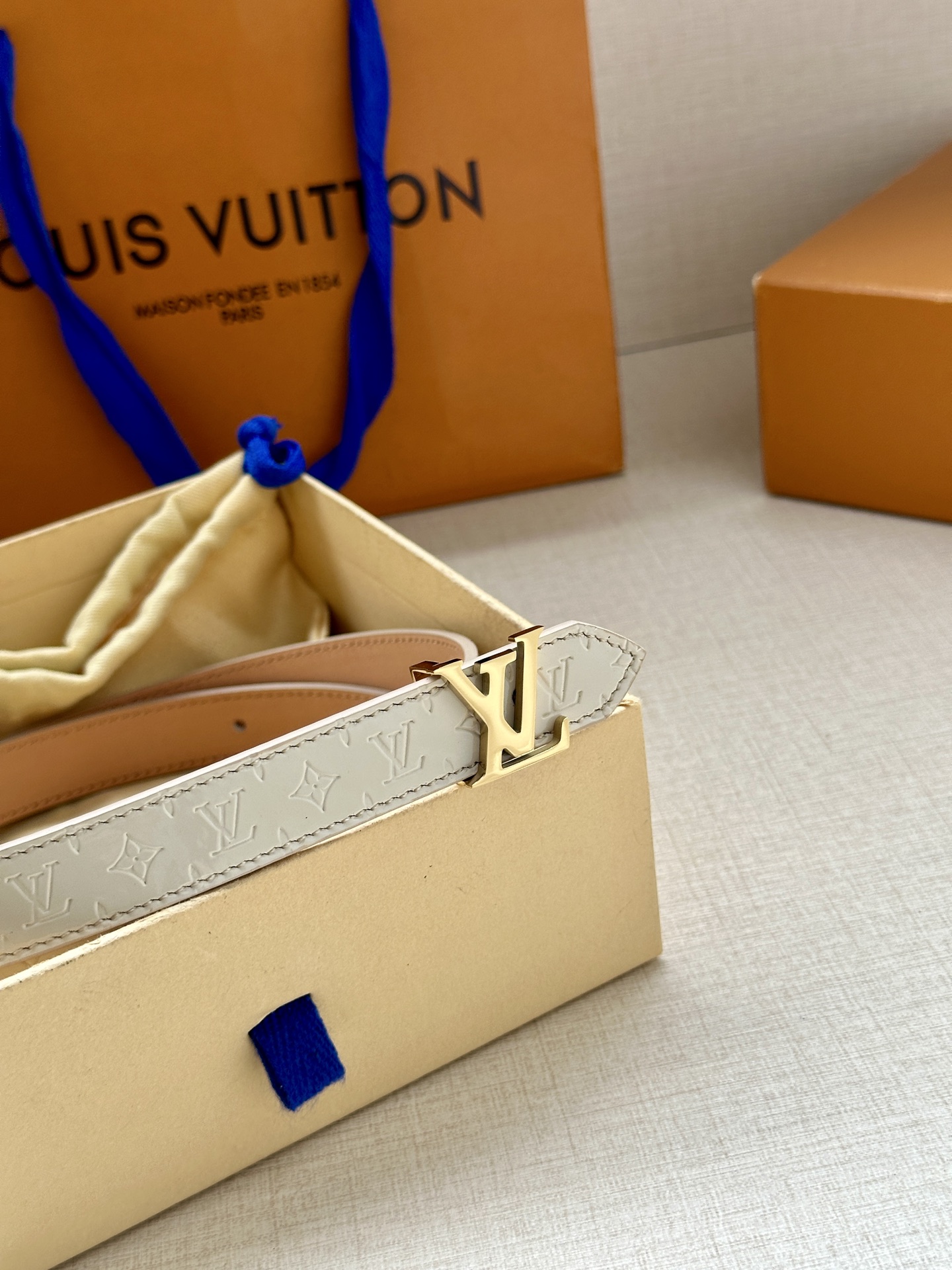 2.0宽 本款 LV Iconic 双面腰带以纤细剪裁迎接新季，搭配标志性 Iconic 搭扣，无论展现