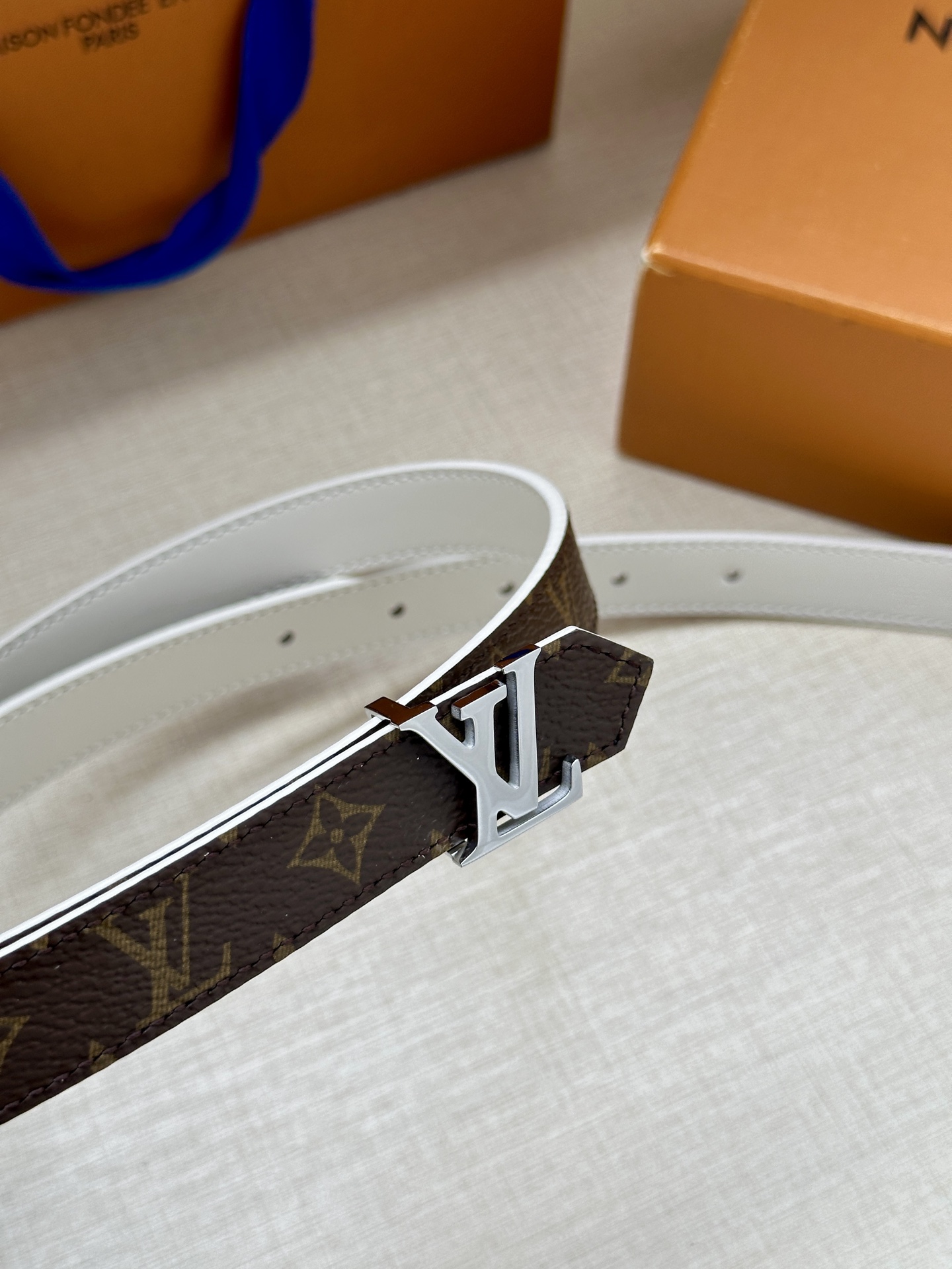 2.0宽 本款 LV Iconic 双面腰带以纤细剪裁迎接新季，搭配标志性 Iconic 搭扣，无论展现