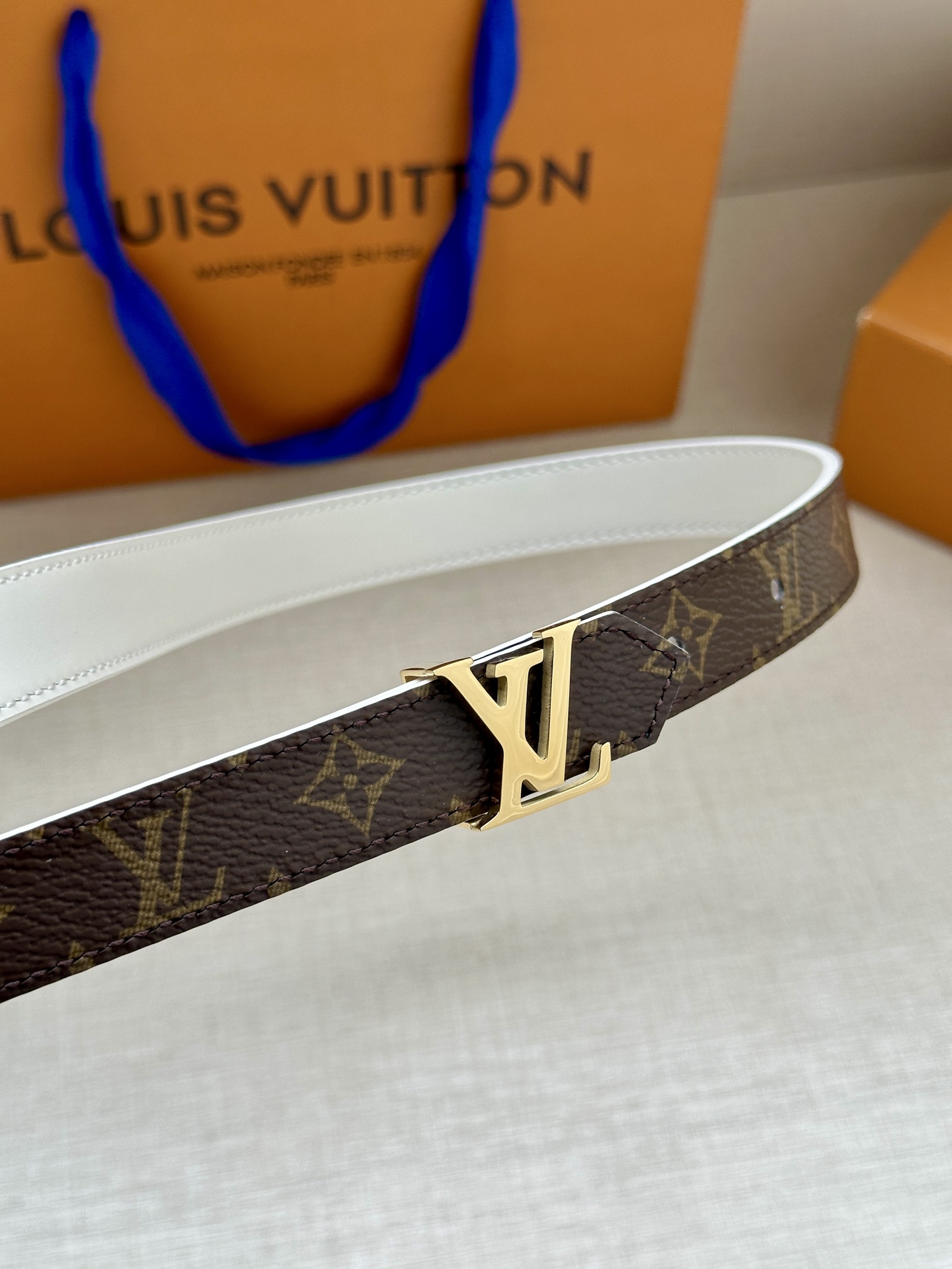 2.0宽 本款 LV Iconic 双面腰带以纤细剪裁迎接新季，搭配标志性 Iconic 搭扣，无论展现