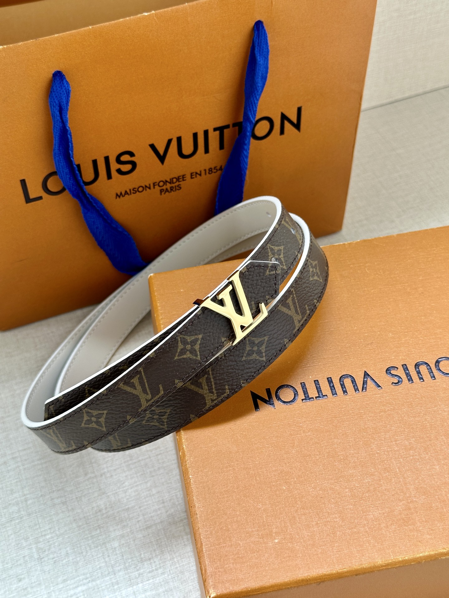 2.0宽 本款 LV Iconic 双面腰带以纤细剪裁迎接新季，搭配标志性 Iconic 搭扣，无论展现