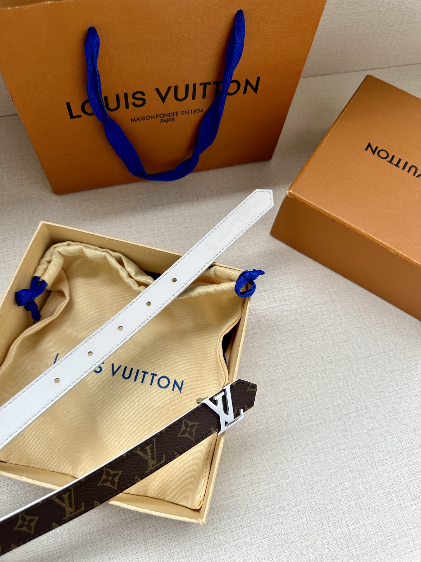 2.0宽 本款 LV Iconic 双面腰带以纤细剪裁迎接新季，搭配标志性 Iconic 搭扣，无论展现