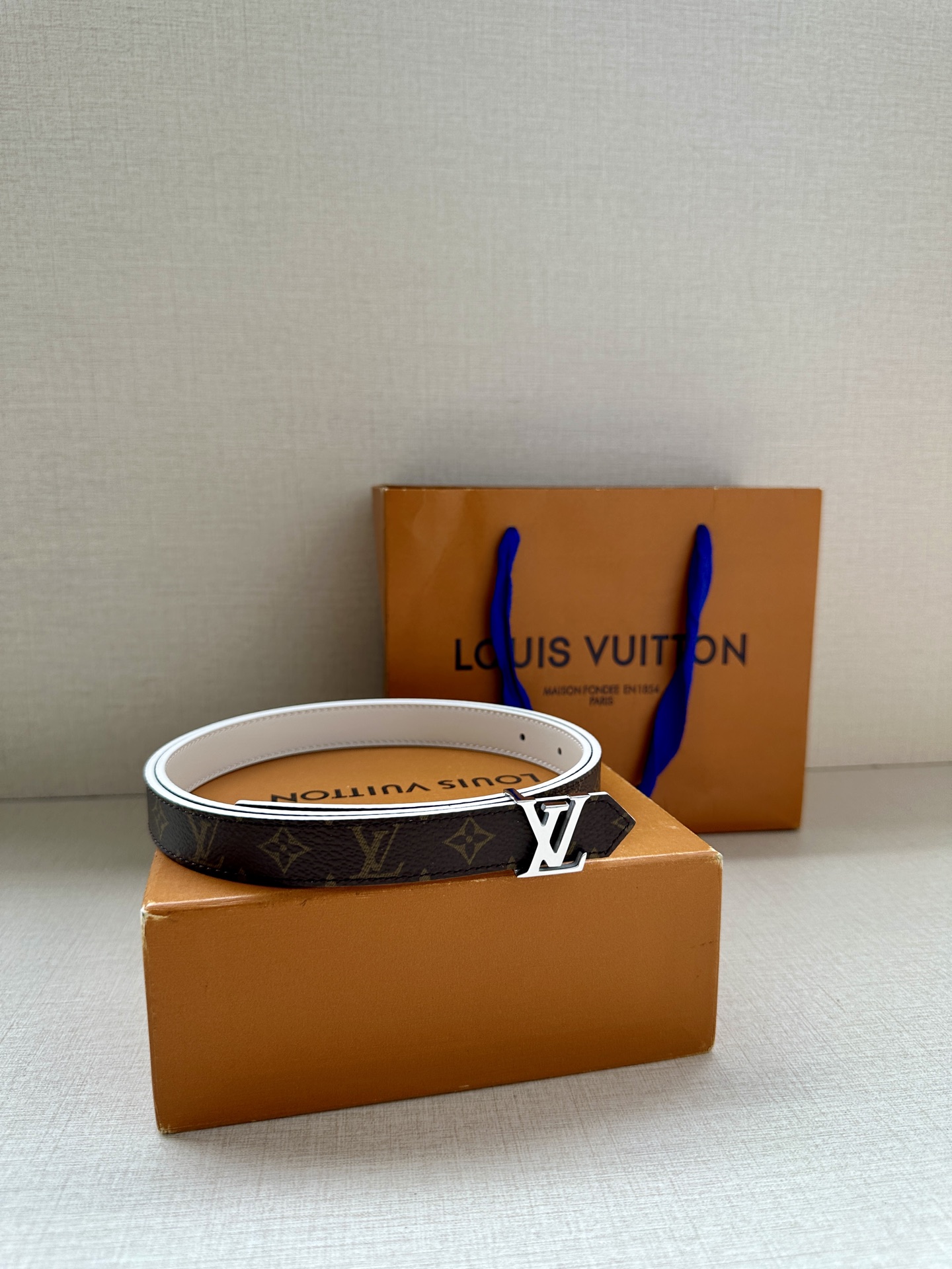 2.0宽 本款 LV Iconic 双面腰带以纤细剪裁迎接新季，搭配标志性 Iconic 搭扣，无论展现