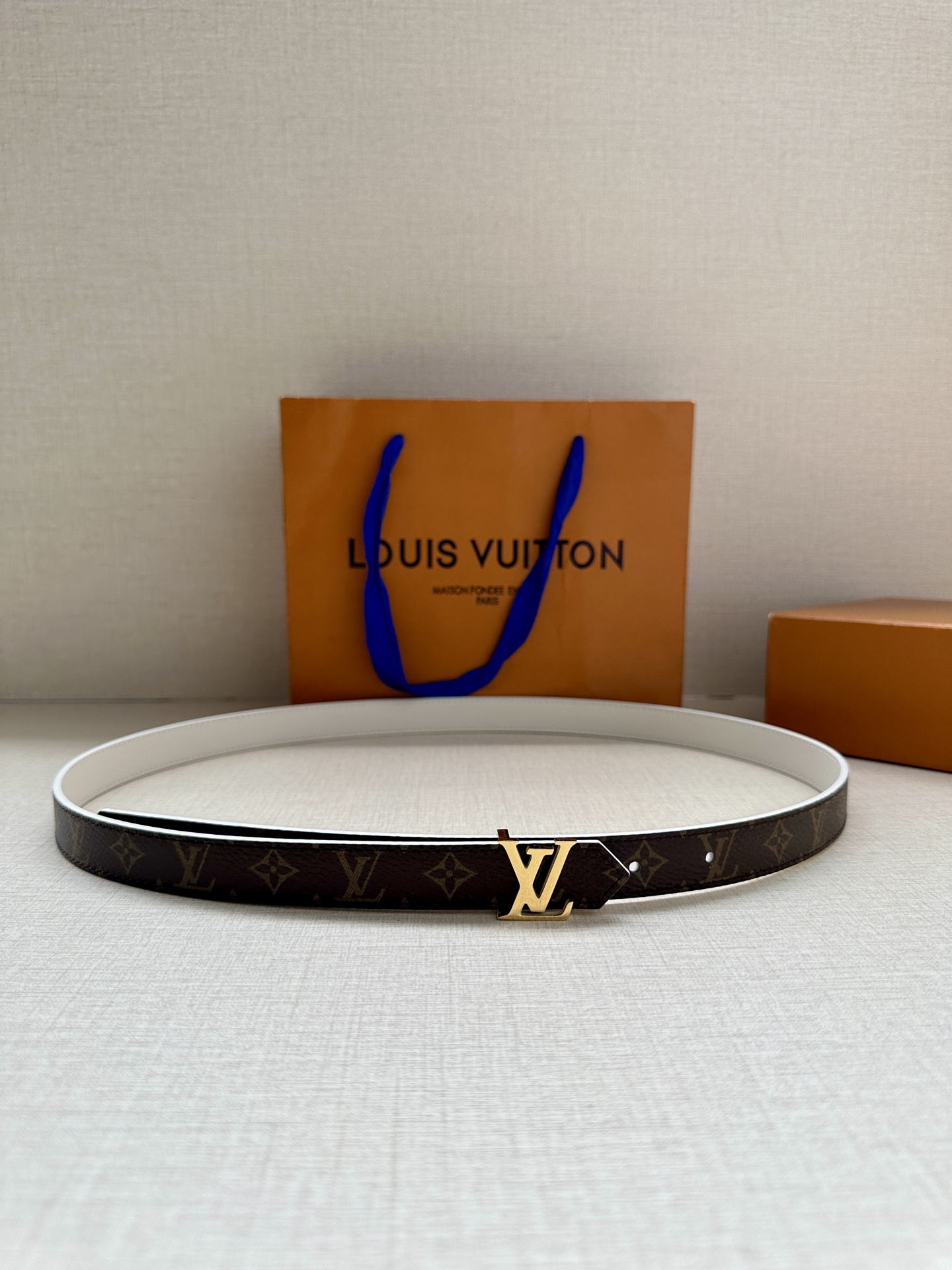 2.0宽 本款 LV Iconic 双面腰带以纤细剪裁迎接新季，搭配标志性 Iconic 搭扣，无论展现