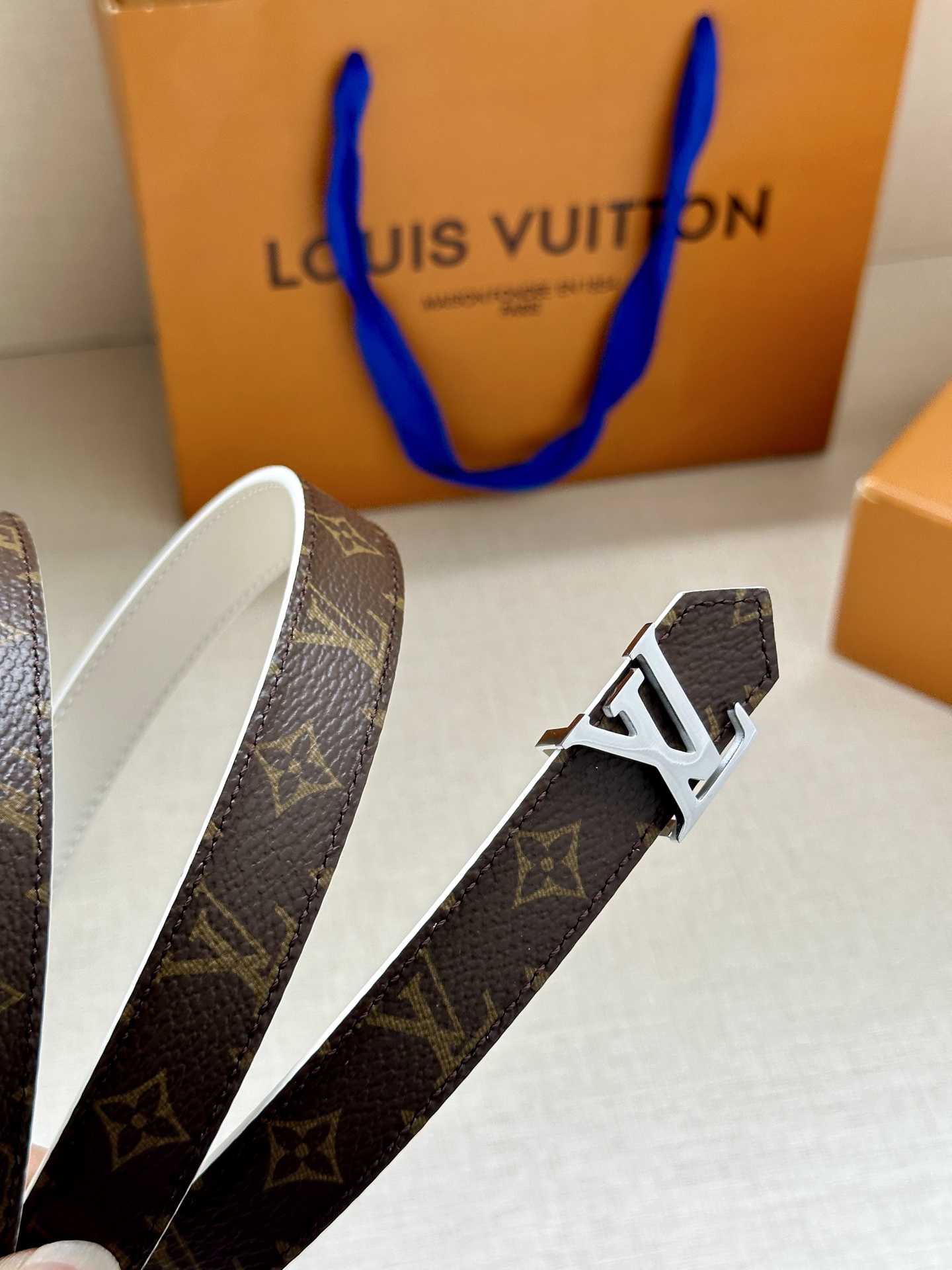 2.0宽 本款 LV Iconic 双面腰带以纤细剪裁迎接新季，搭配标志性 Iconic 搭扣，无论展现