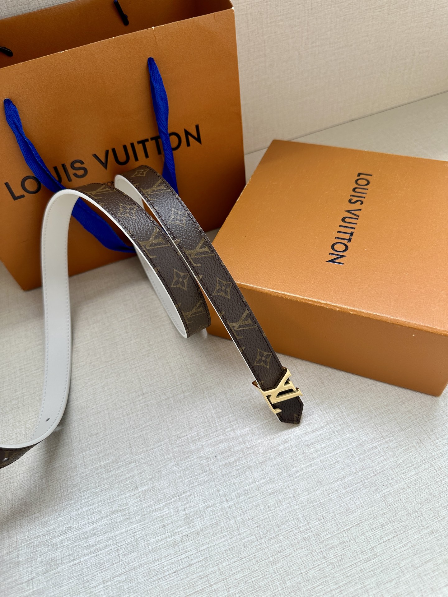 2.0宽 本款 LV Iconic 双面腰带以纤细剪裁迎接新季，搭配标志性 Iconic 搭扣，无论展现