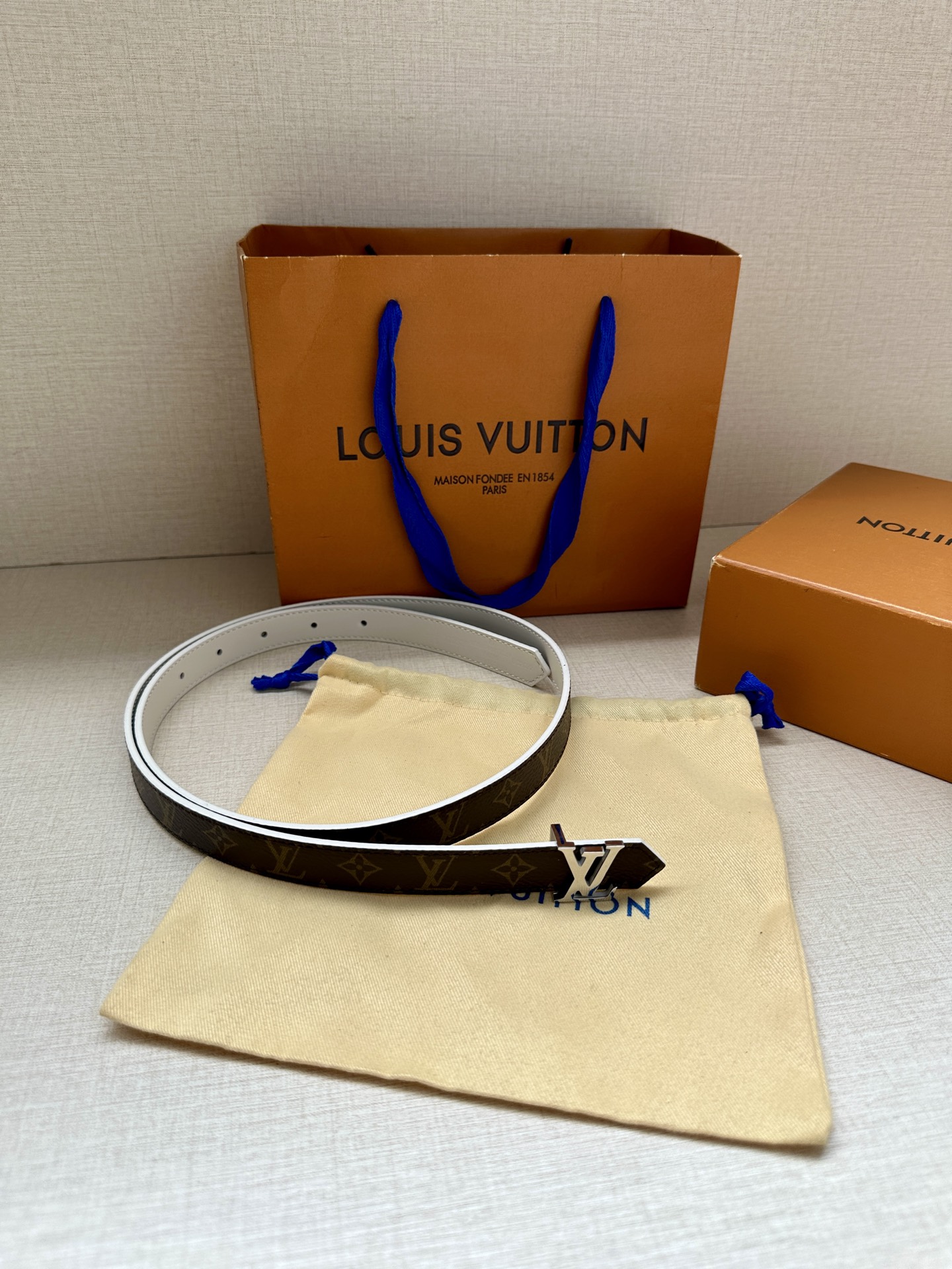 2.0宽 本款 LV Iconic 双面腰带以纤细剪裁迎接新季，搭配标志性 Iconic 搭扣，无论展现