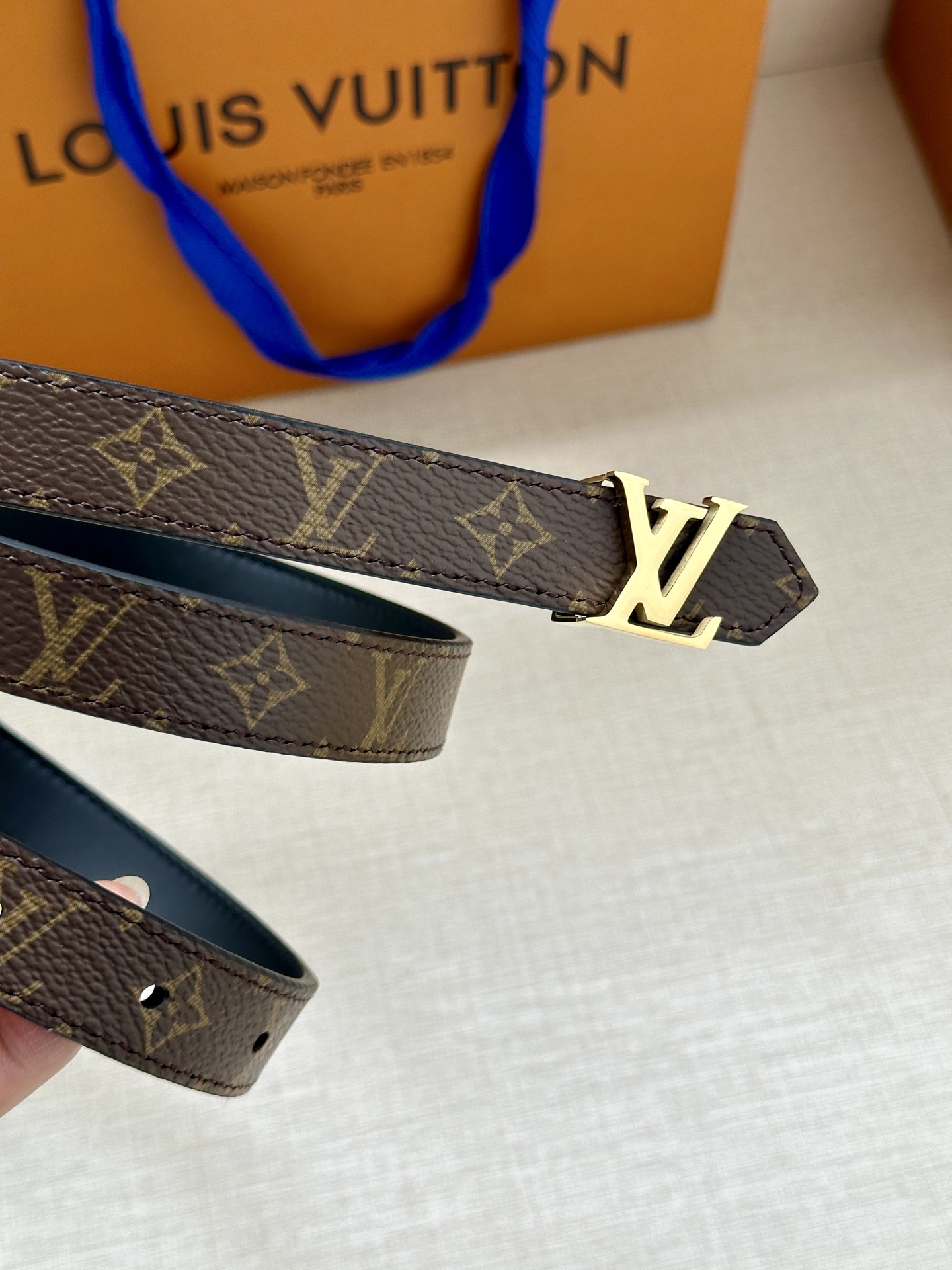 2.0宽 本款 LV Iconic 双面腰带以纤细剪裁迎接新季，搭配标志性 Iconic 搭扣，无论展现