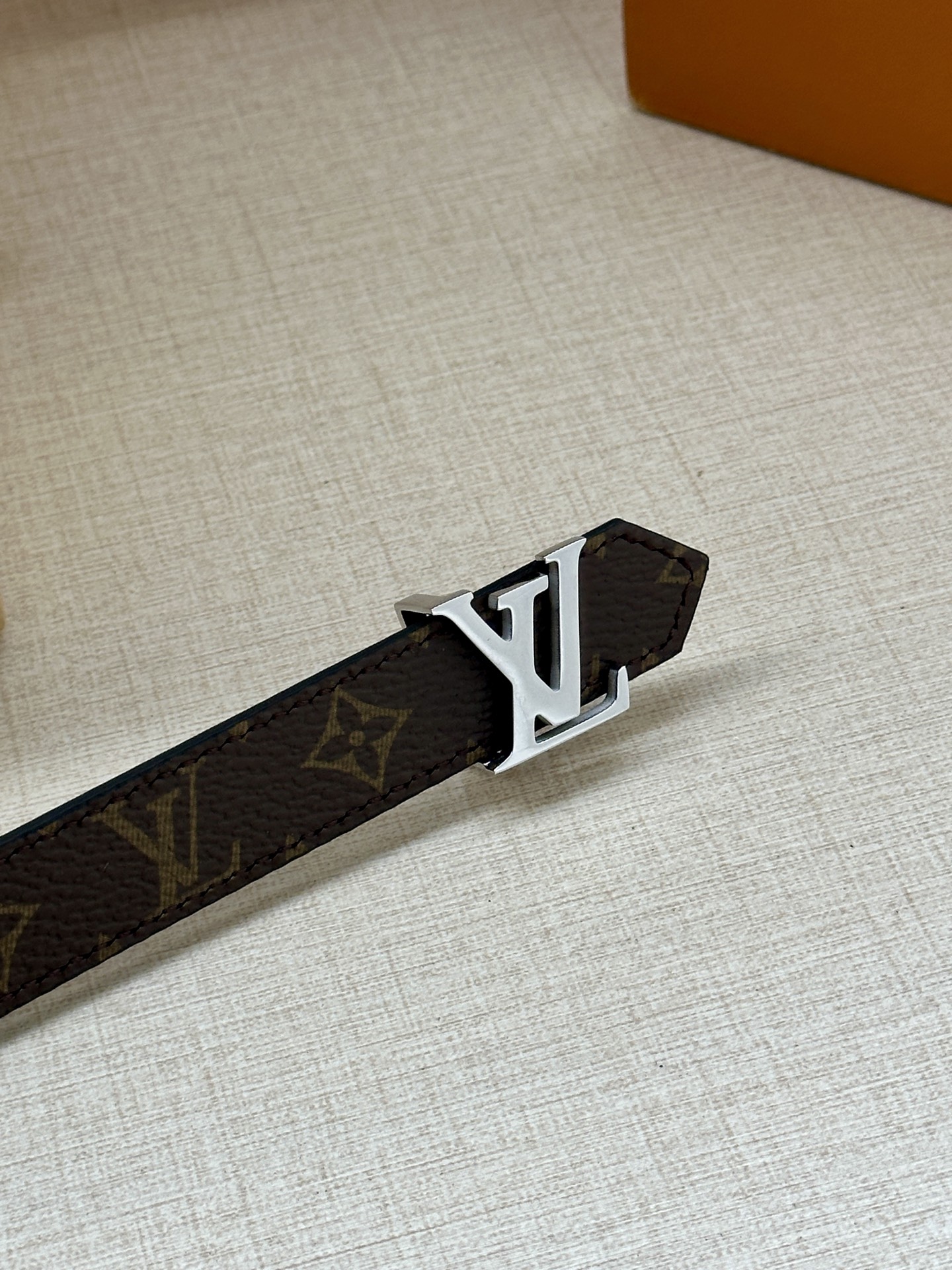 2.0宽 本款 LV Iconic 双面腰带以纤细剪裁迎接新季，搭配标志性 Iconic 搭扣，无论展现