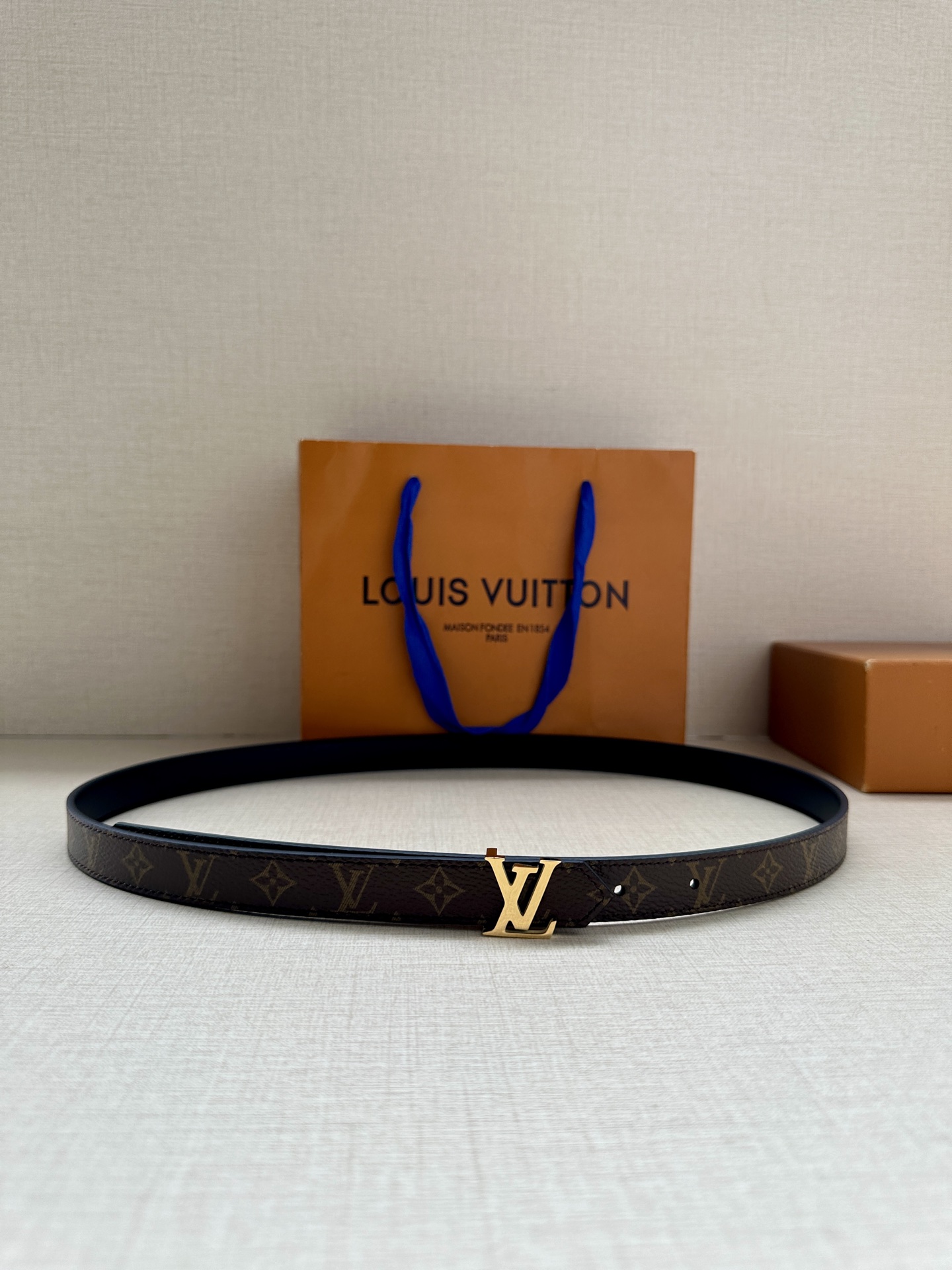 2.0宽 本款 LV Iconic 双面腰带以纤细剪裁迎接新季，搭配标志性 Iconic 搭扣，无论展现