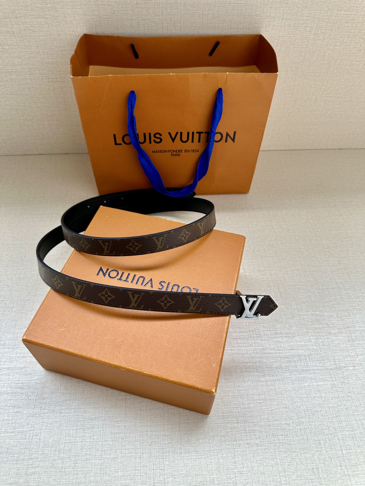 2.0宽 本款 LV Iconic 双面腰带以纤细剪裁迎接新季，搭配标志性 Iconic 搭扣，无论展现