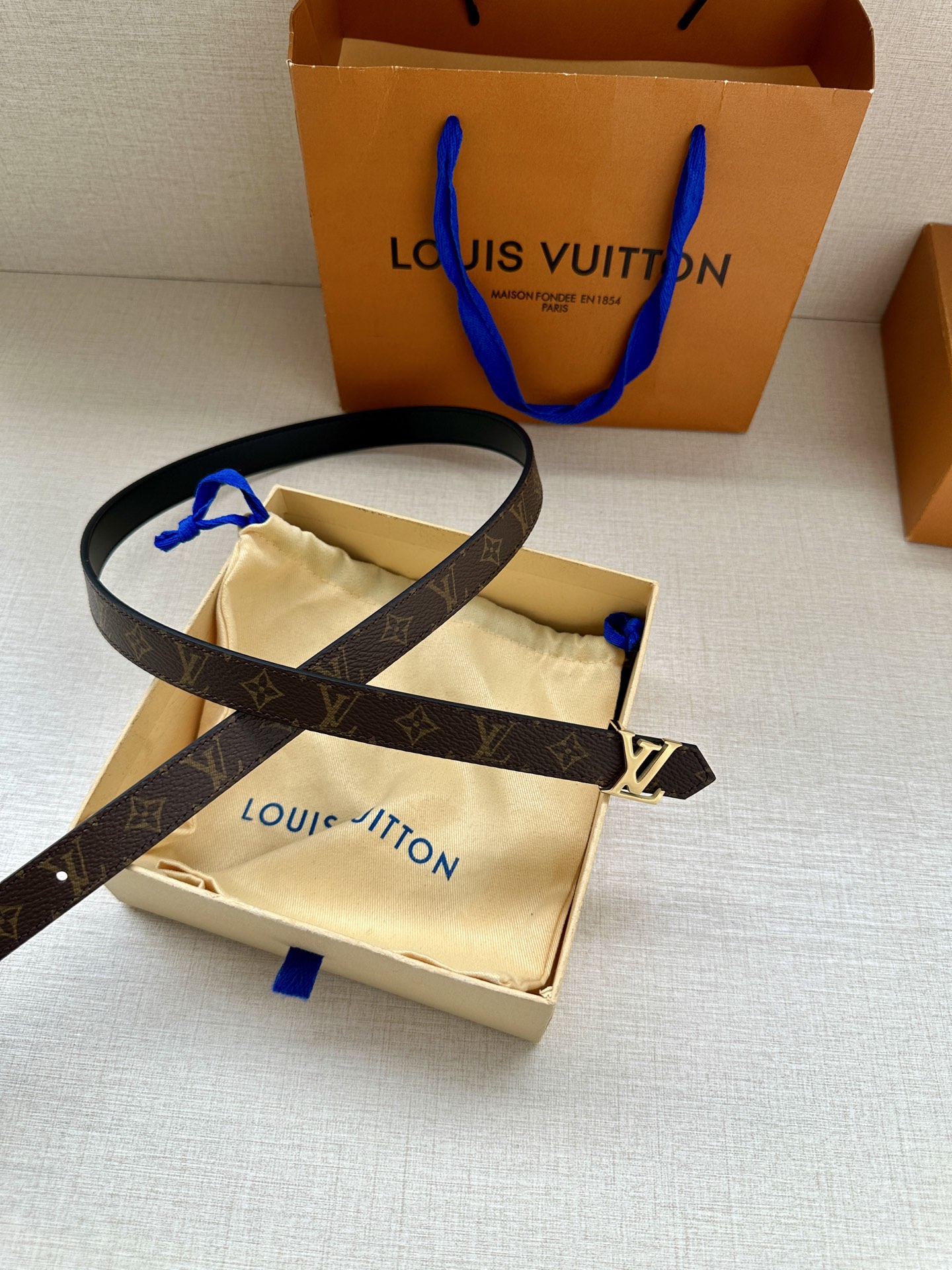 2.0宽 本款 LV Iconic 双面腰带以纤细剪裁迎接新季，搭配标志性 Iconic 搭扣，无论展现