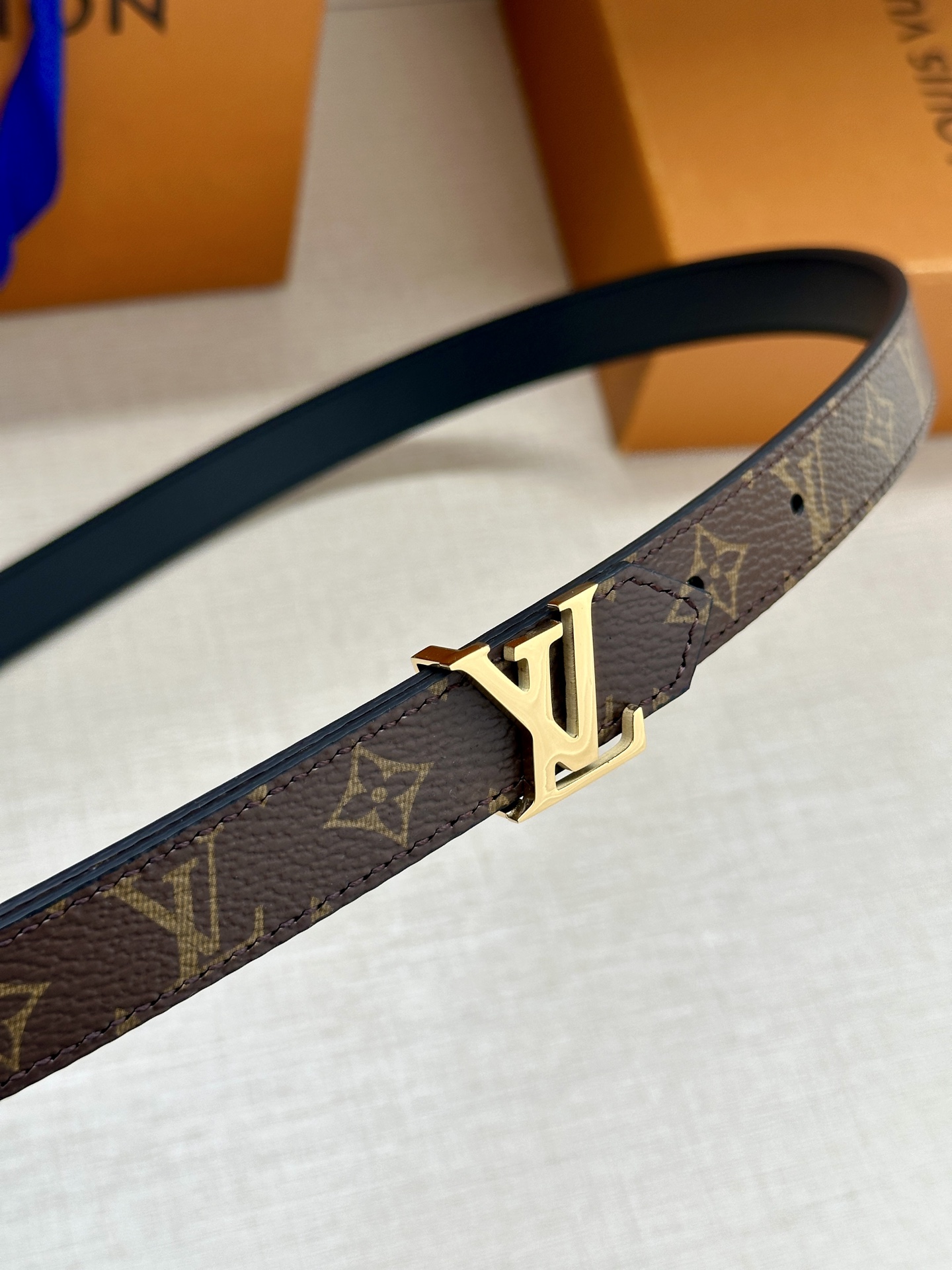 2.0宽 本款 LV Iconic 双面腰带以纤细剪裁迎接新季，搭配标志性 Iconic 搭扣，无论展现