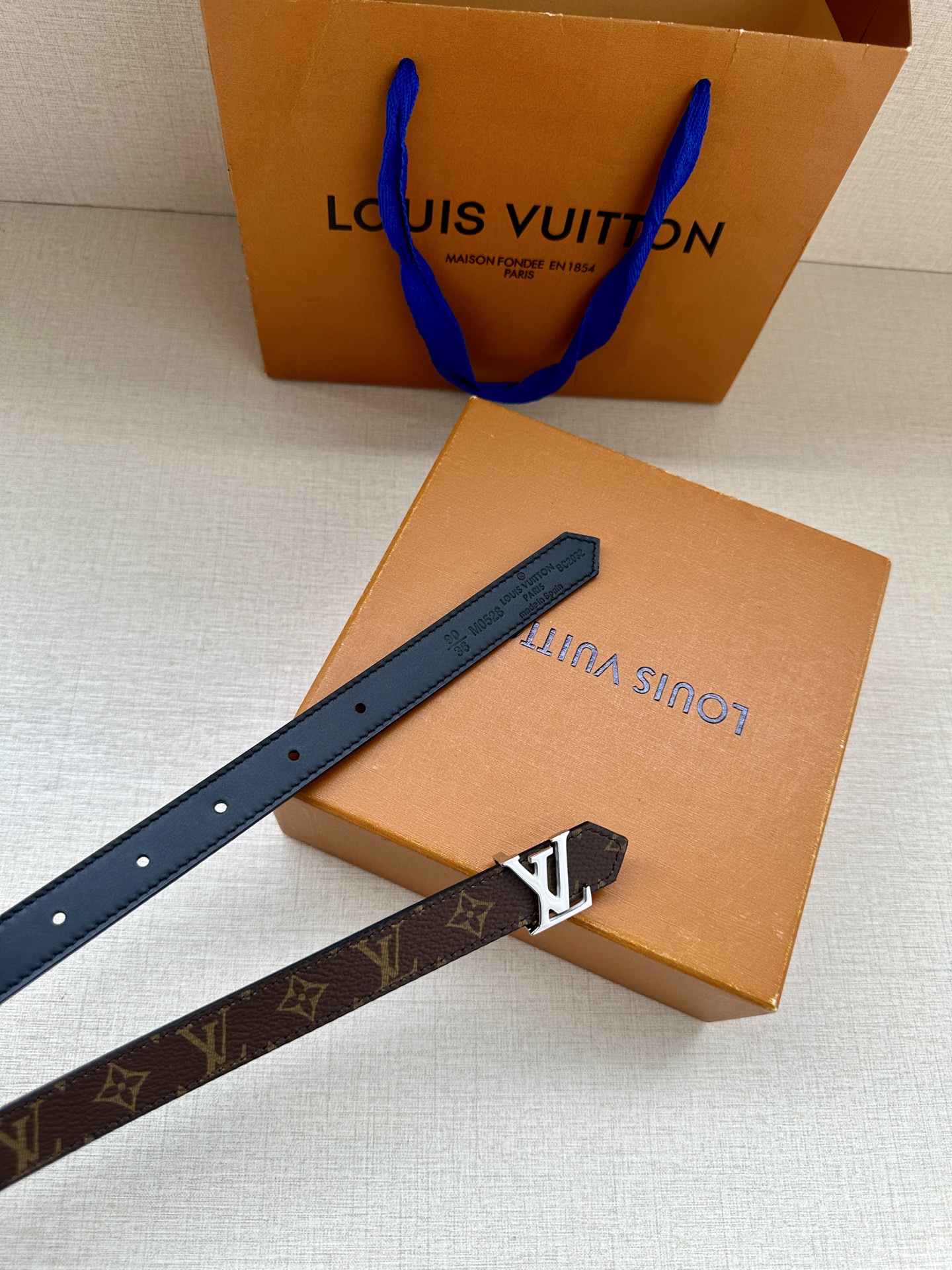 2.0宽 本款 LV Iconic 双面腰带以纤细剪裁迎接新季，搭配标志性 Iconic 搭扣，无论展现