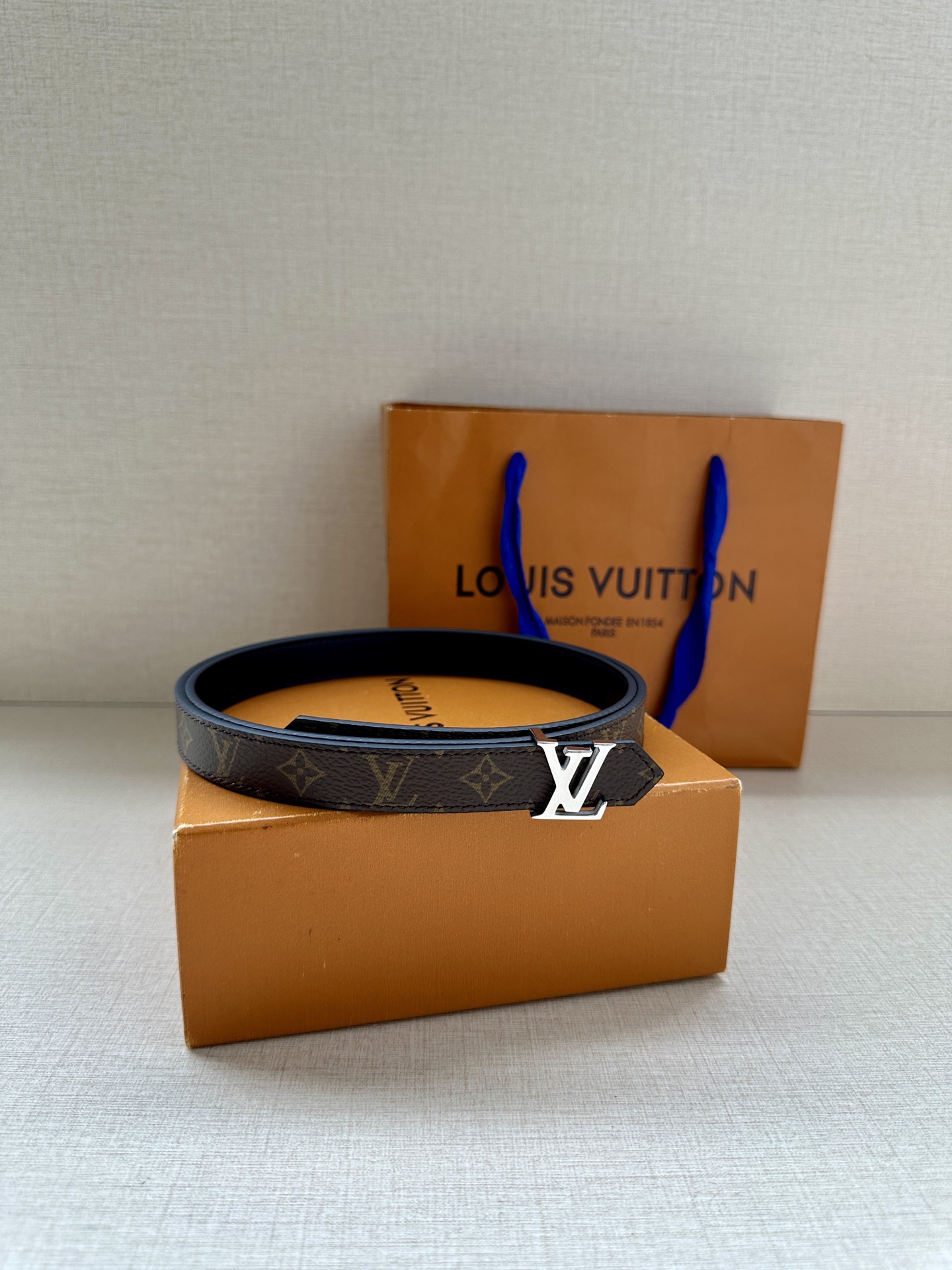 2.0宽 本款 LV Iconic 双面腰带以纤细剪裁迎接新季，搭配标志性 Iconic 搭扣，无论展现