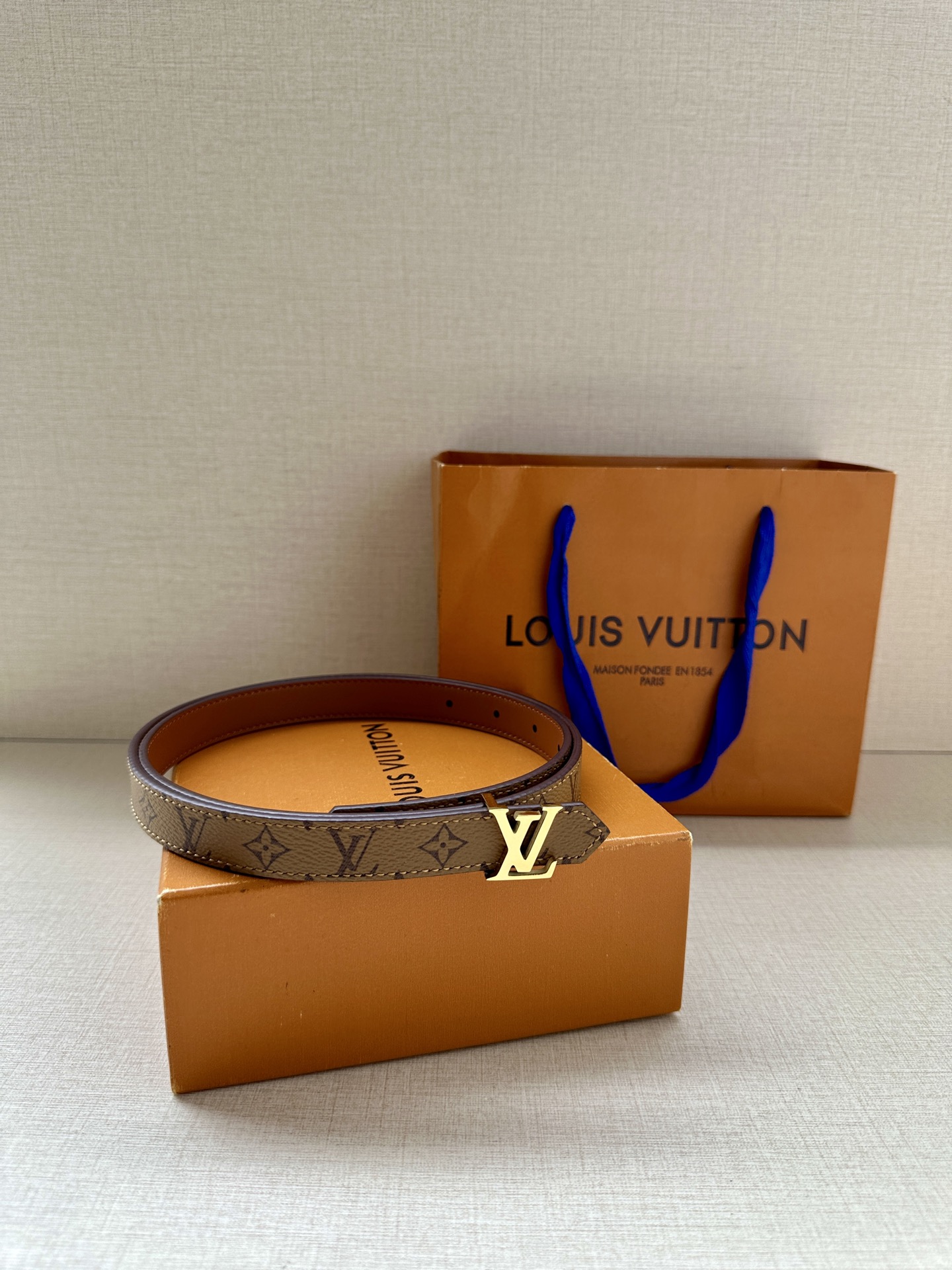 2.0宽 本款 LV Iconic 双面腰带以纤细剪裁迎接新季，搭配标志性 Iconic 搭扣，无论展现