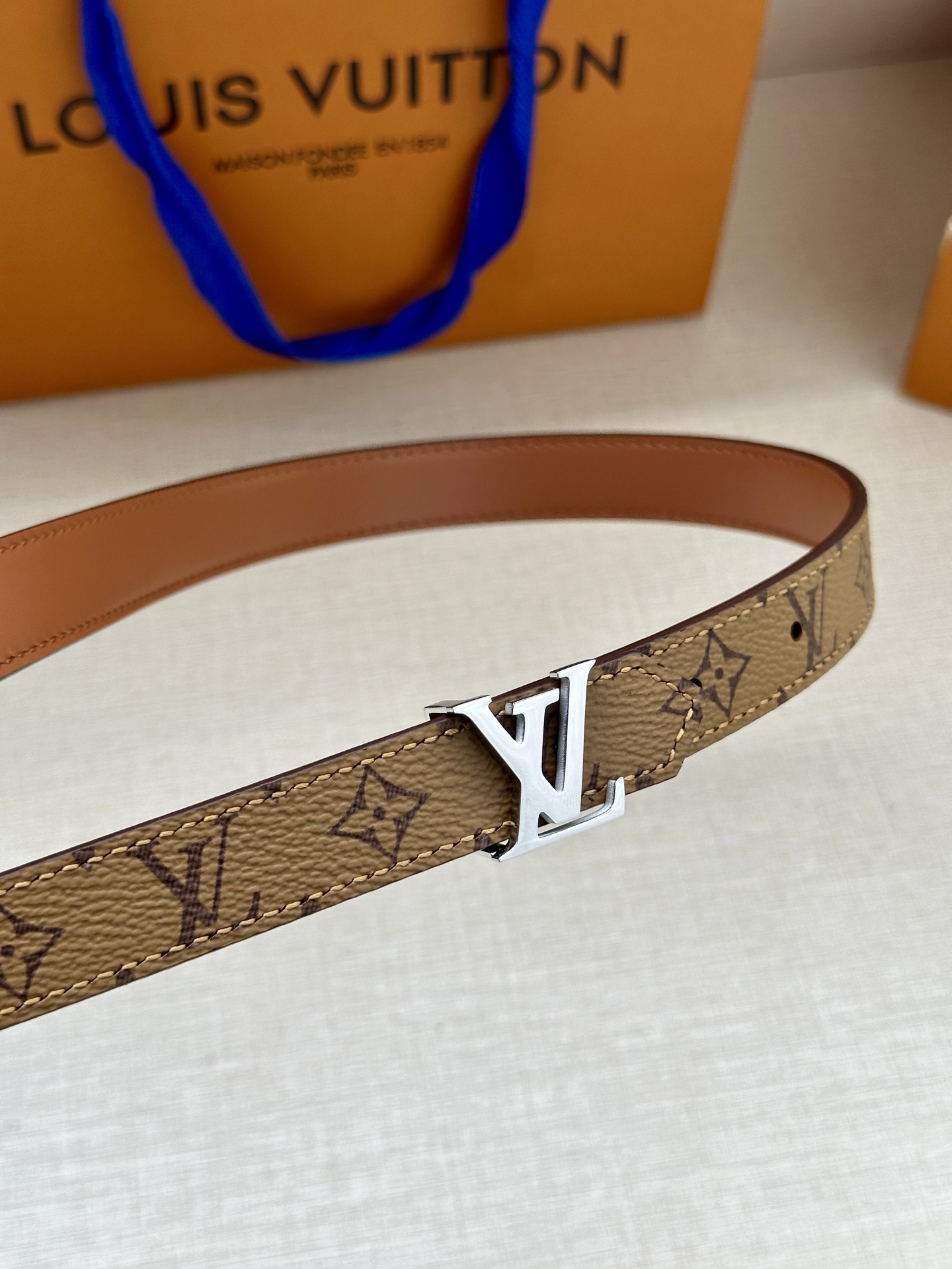 2.0宽 本款 LV Iconic 双面腰带以纤细剪裁迎接新季，搭配标志性 Iconic 搭扣，无论展现