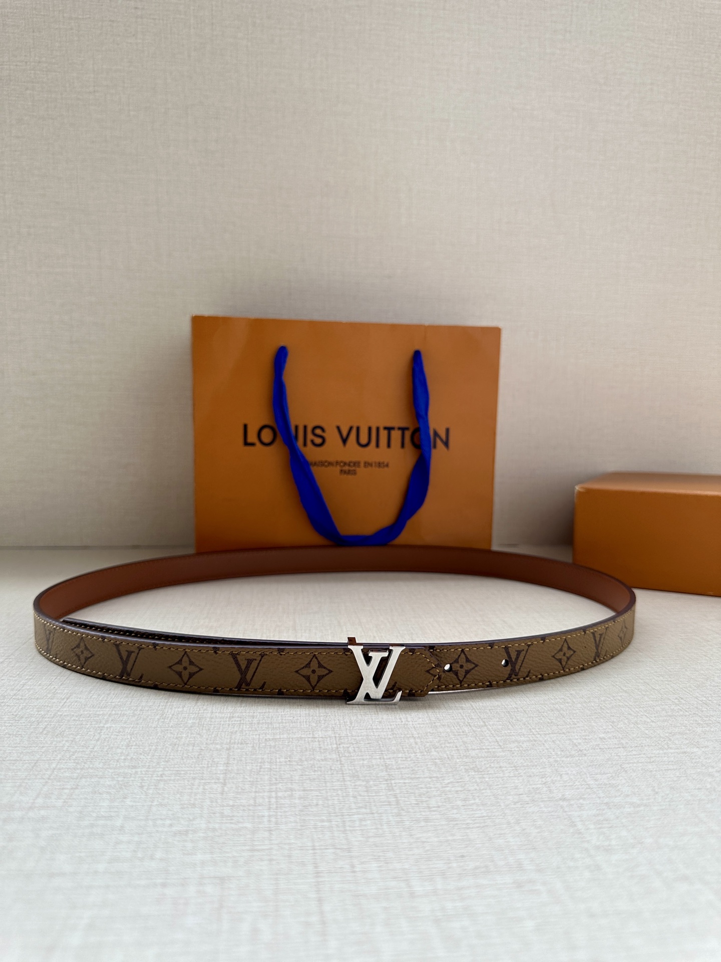 2.0宽 本款 LV Iconic 双面腰带以纤细剪裁迎接新季，搭配标志性 Iconic 搭扣，无论展现