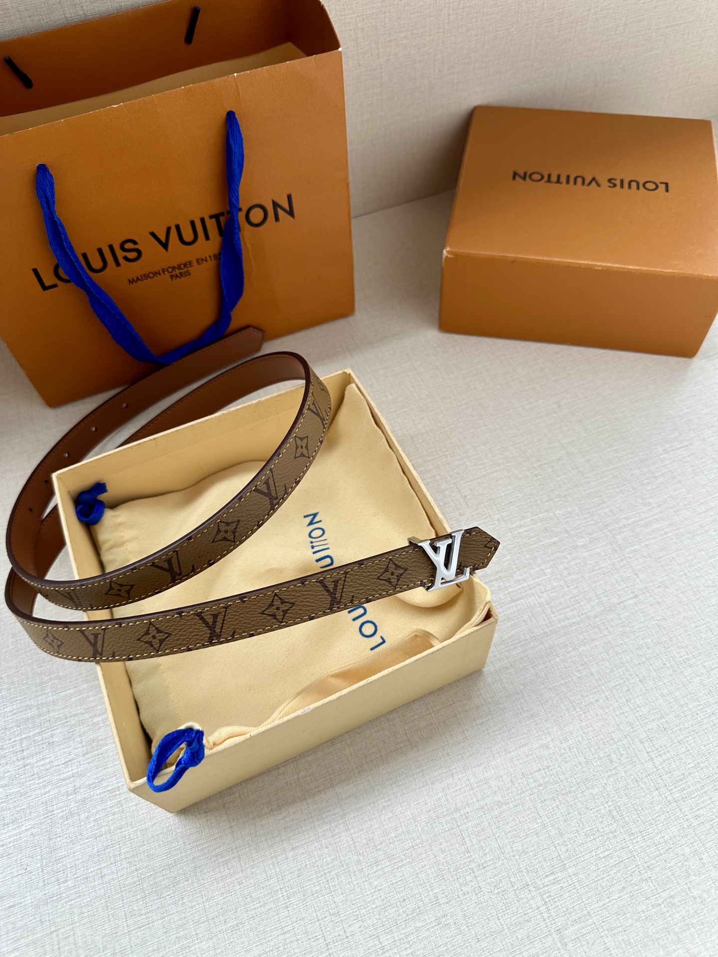 2.0宽 本款 LV Iconic 双面腰带以纤细剪裁迎接新季，搭配标志性 Iconic 搭扣，无论展现